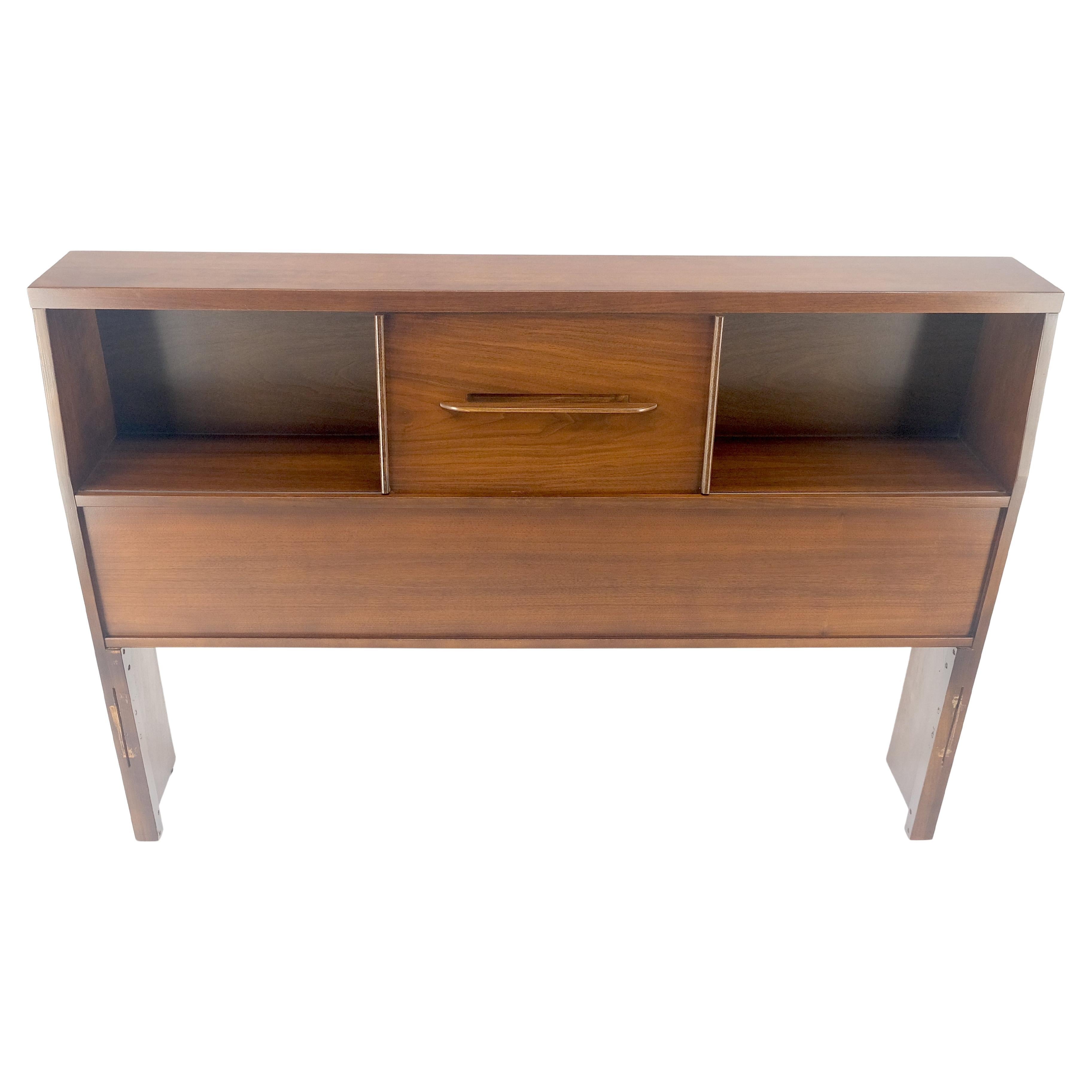 1970er Jahre geölt Nussbaum Storage Compartment Wedge Form Full Size Kopfteil Bett MINT