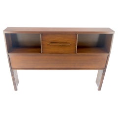 1970er Jahre geölt Nussbaum Storage Compartment Wedge Form Full Size Kopfteil Bett MINT