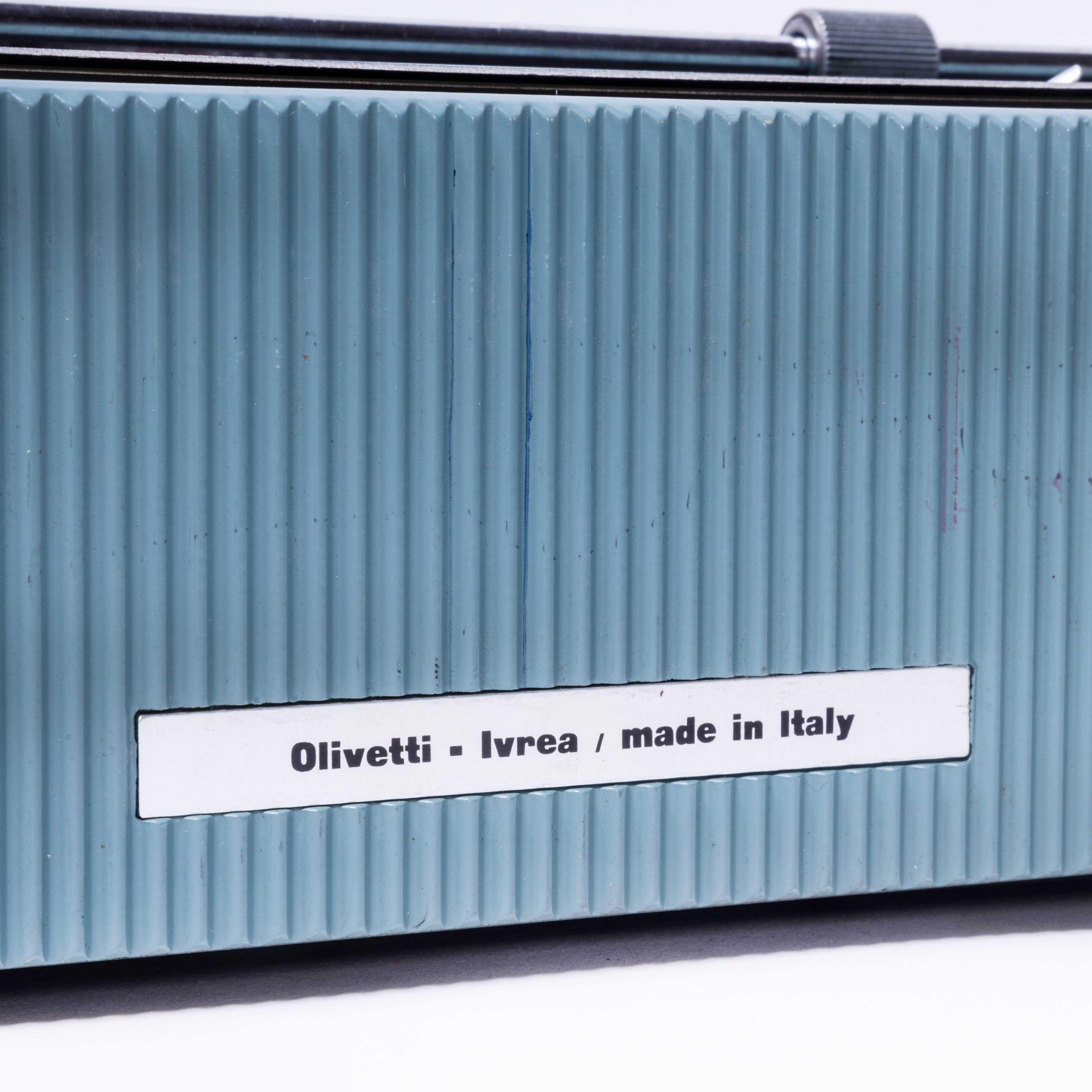 1970's Olivetti Lettera 22 Typewriter In Good Condition In Hook, Hampshire