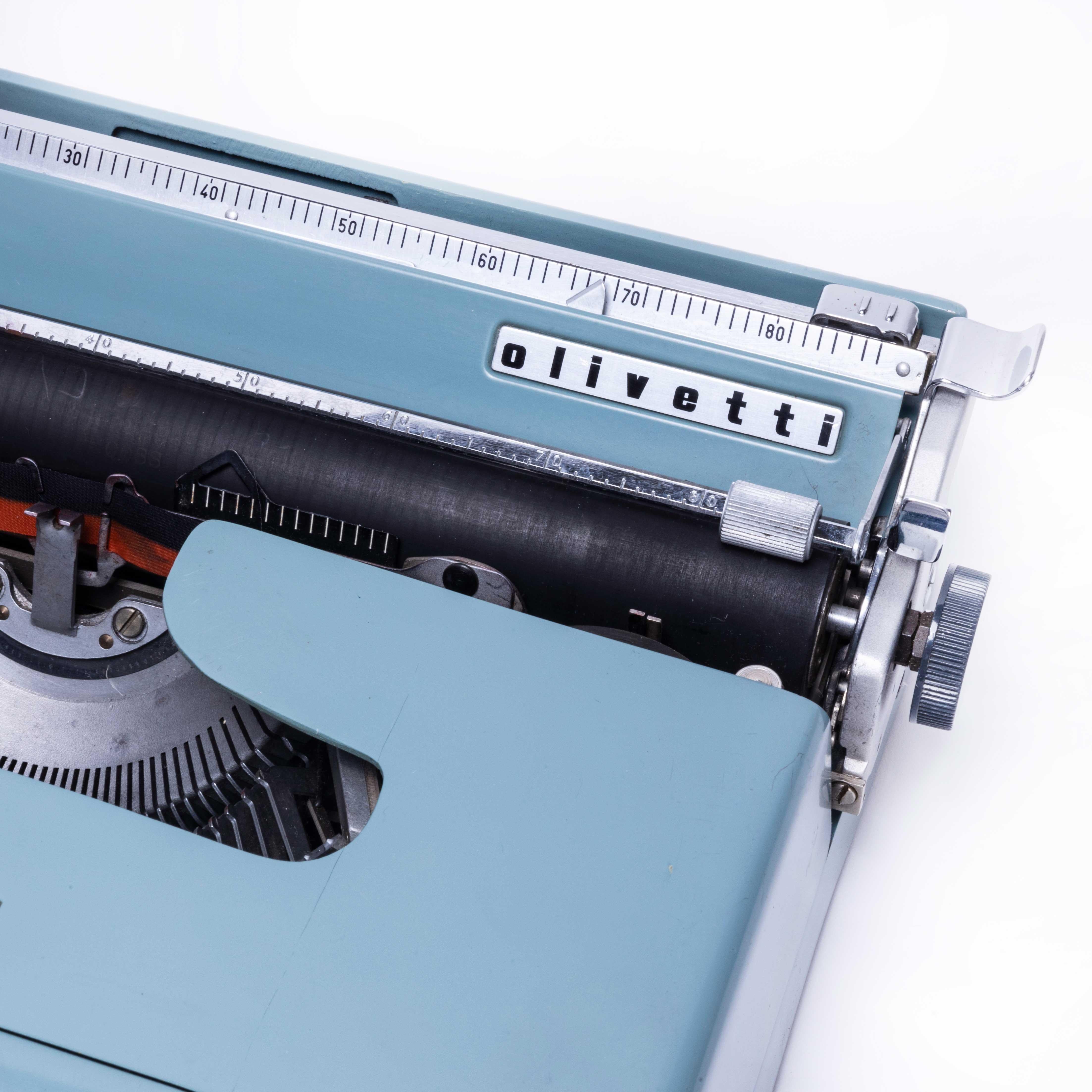 Metal 1970's Olivetti Lettera 22 Typewriter