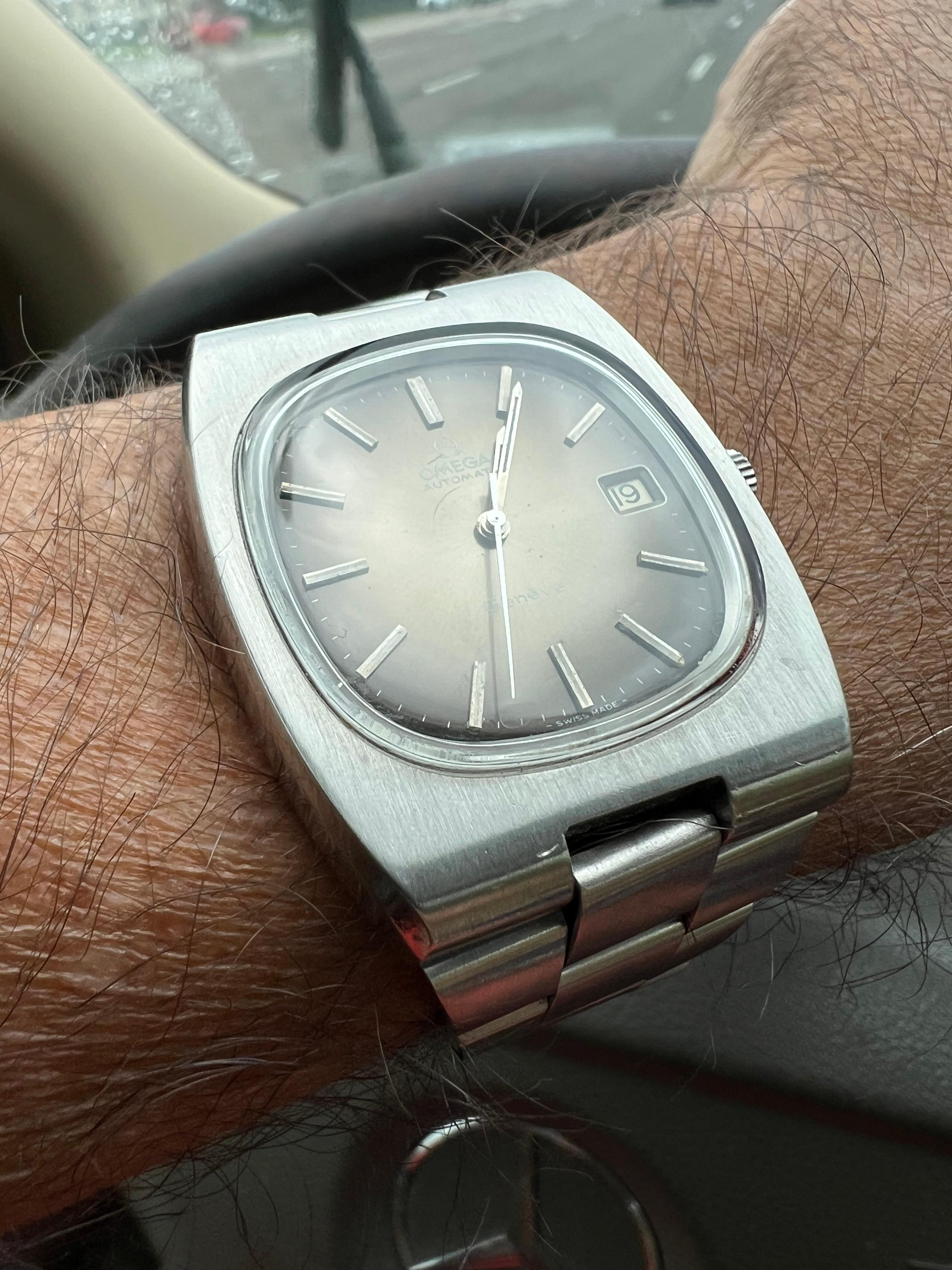 Dies ist eine große Uhr ca' Mitte der 1970er Jahre-Omega Geneve automatisch. Sie misst ca. 36x43mm und wird mit einem originalen Stahlarmband geliefert. 
Original Hesalit-Kristall mit Markierung.
Am wichtigsten ist das originale dunkelbraune