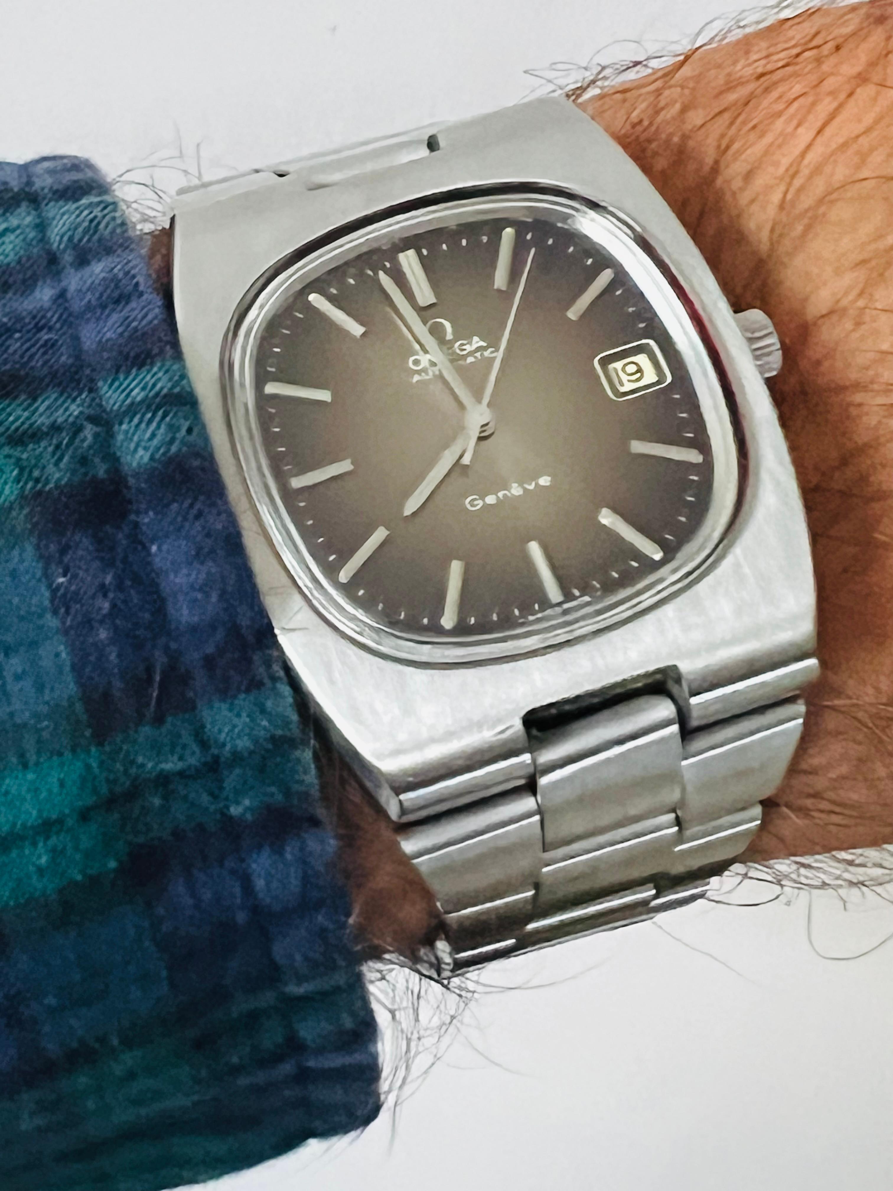1970's Omega Geneve Vintage Herren TV-förmige Uhr mit Original Tropical Zifferblatt im Zustand „Gut“ im Angebot in Saint Petersburg, FL