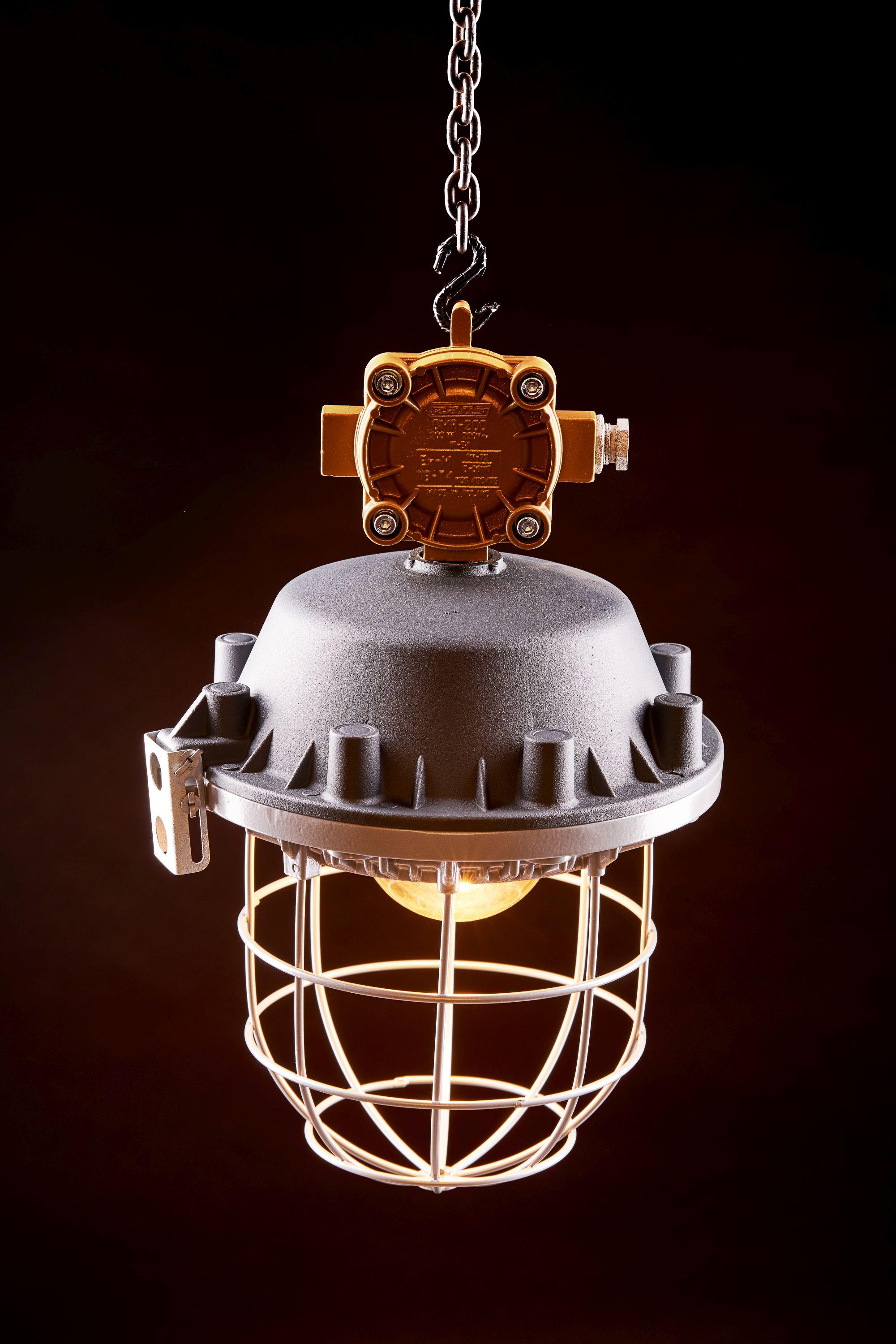 Primary use:
The OMP-200 lamp was designed to illuminate factory and industrial spaces, where there was a risk of gas and steam explosions. Its structure provided protection against dust and water.
Manufacturer: ZAOS Zaklady Sprzetu