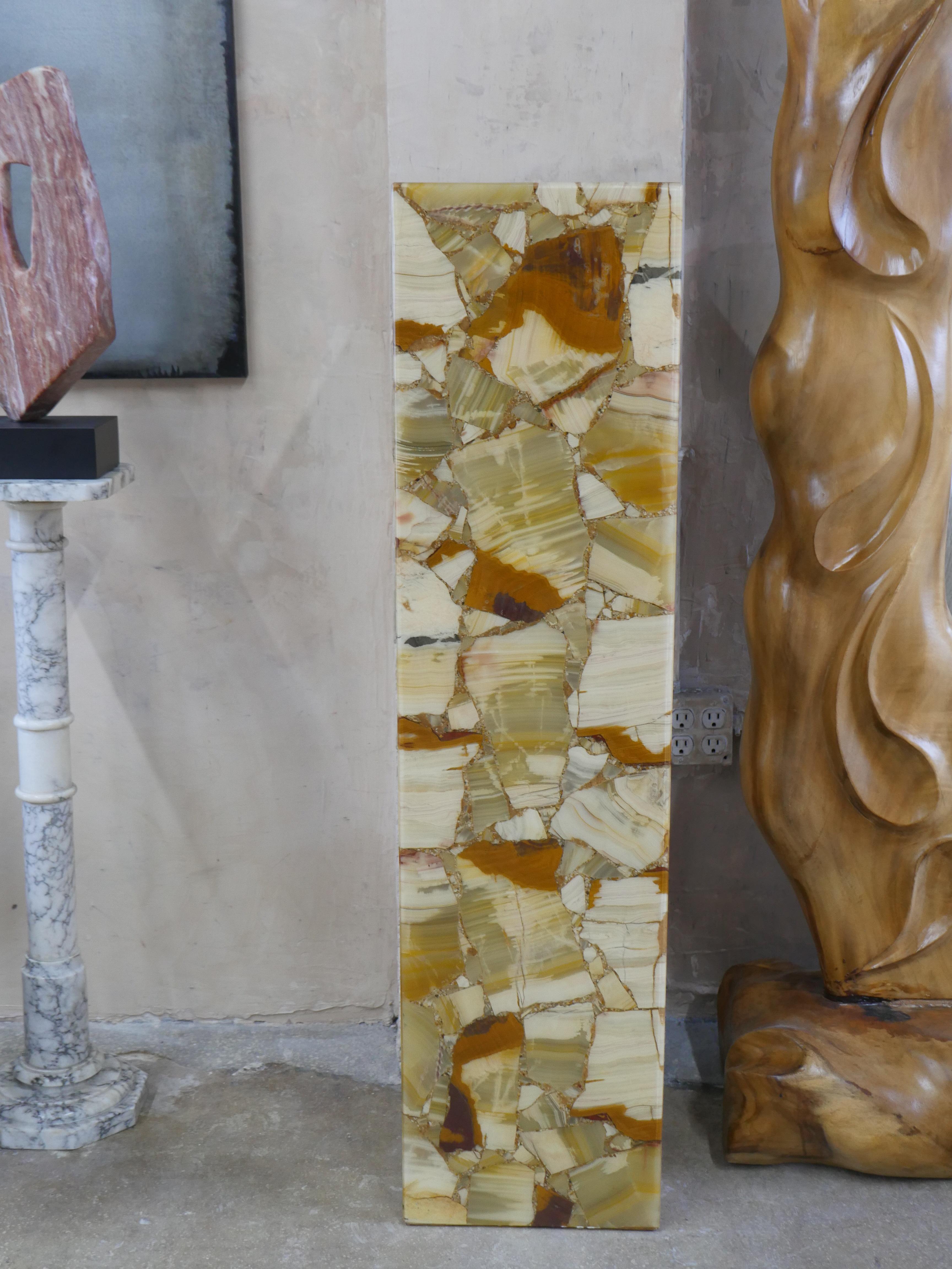 Magnifique lampe à piédestal en onyx et agate des années 1970 avec une finition en résine polie qui met en valeur la beauté naturelle de ses tons riches et terreux. La combinaison de l'onyx et de l'agate crée un joli contraste visuel, tandis que sa