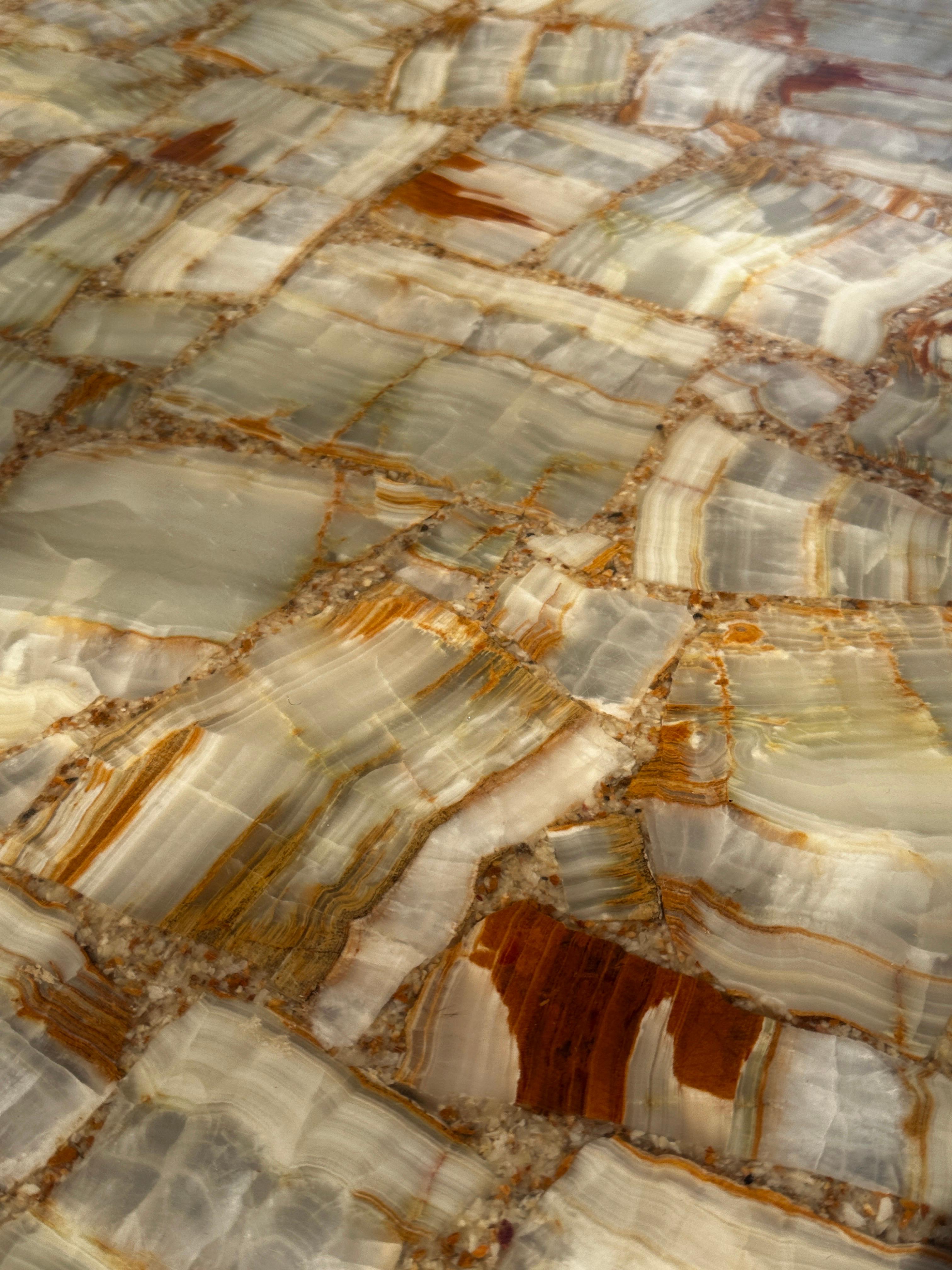 Une beauté naturelle fascinante, finement et élégamment exposée, lisse, brillante, massive, minimaliste, à l'échelle et à la hauteur parfaites pour les salles de séjour. Fabrication sur mesure dans les années 1970 à Nj. En excellent état, en onyx