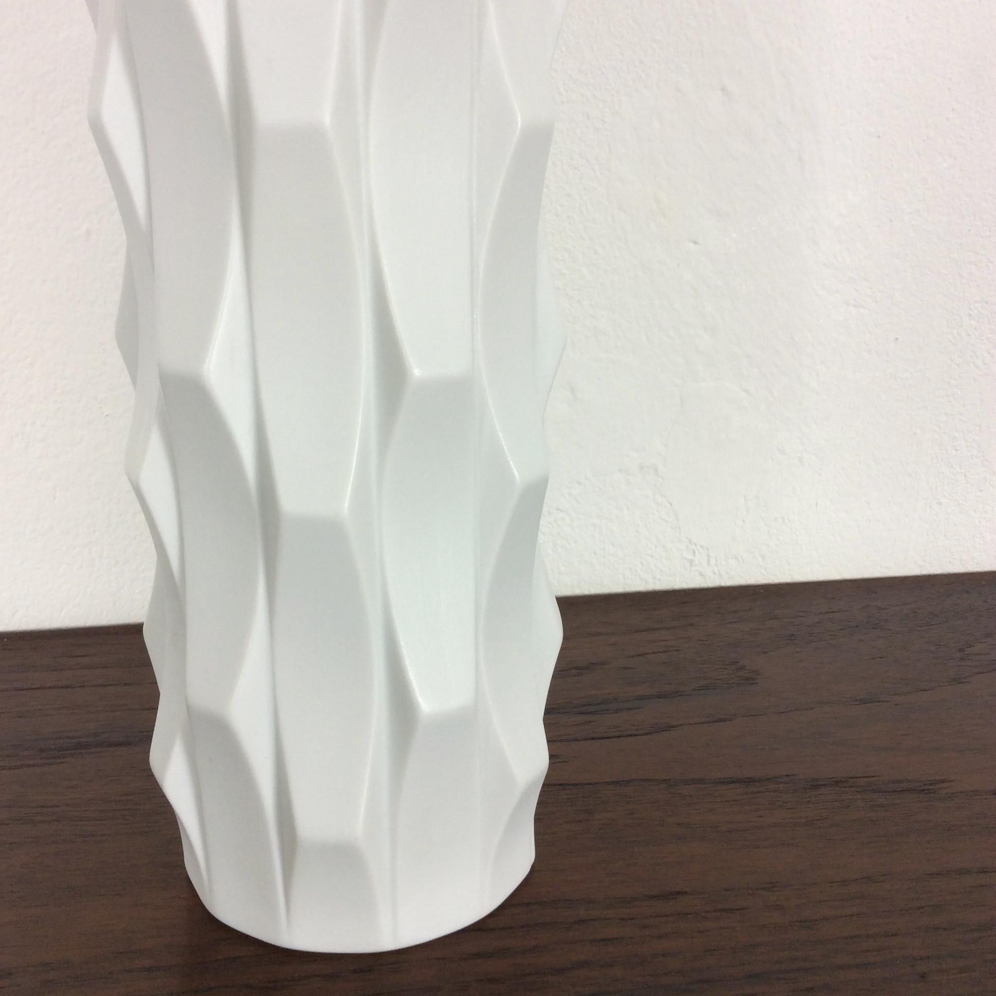 1970s OP Art Vase Porcelain Vase by Heinrich Fuchs for Hutschenreuther, Germany For Sale 2