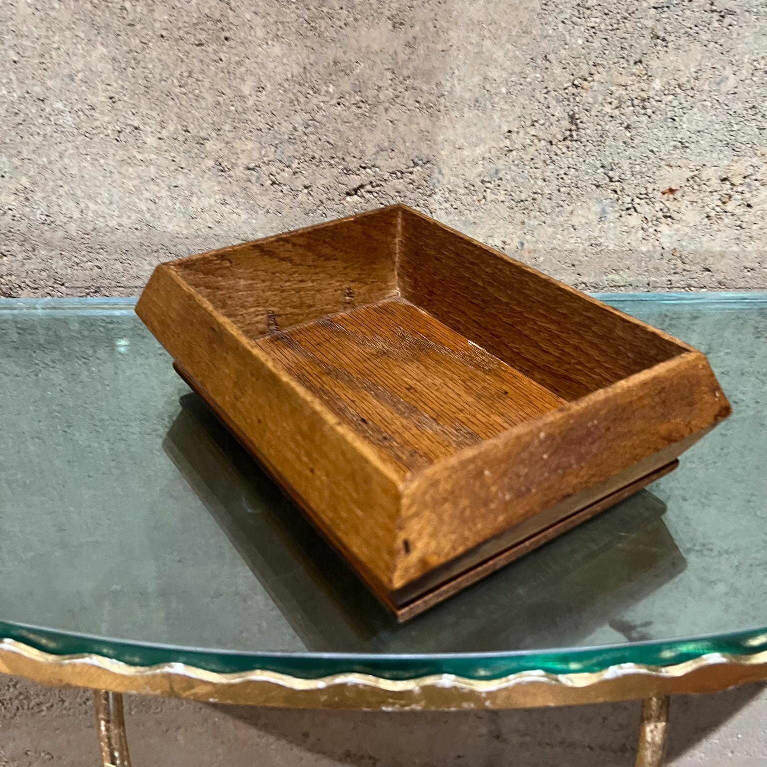 1970er Jahre Open Box Tafelaufsatz Tablett Oak Wood Dish im Zustand „Gut“ im Angebot in Chula Vista, CA