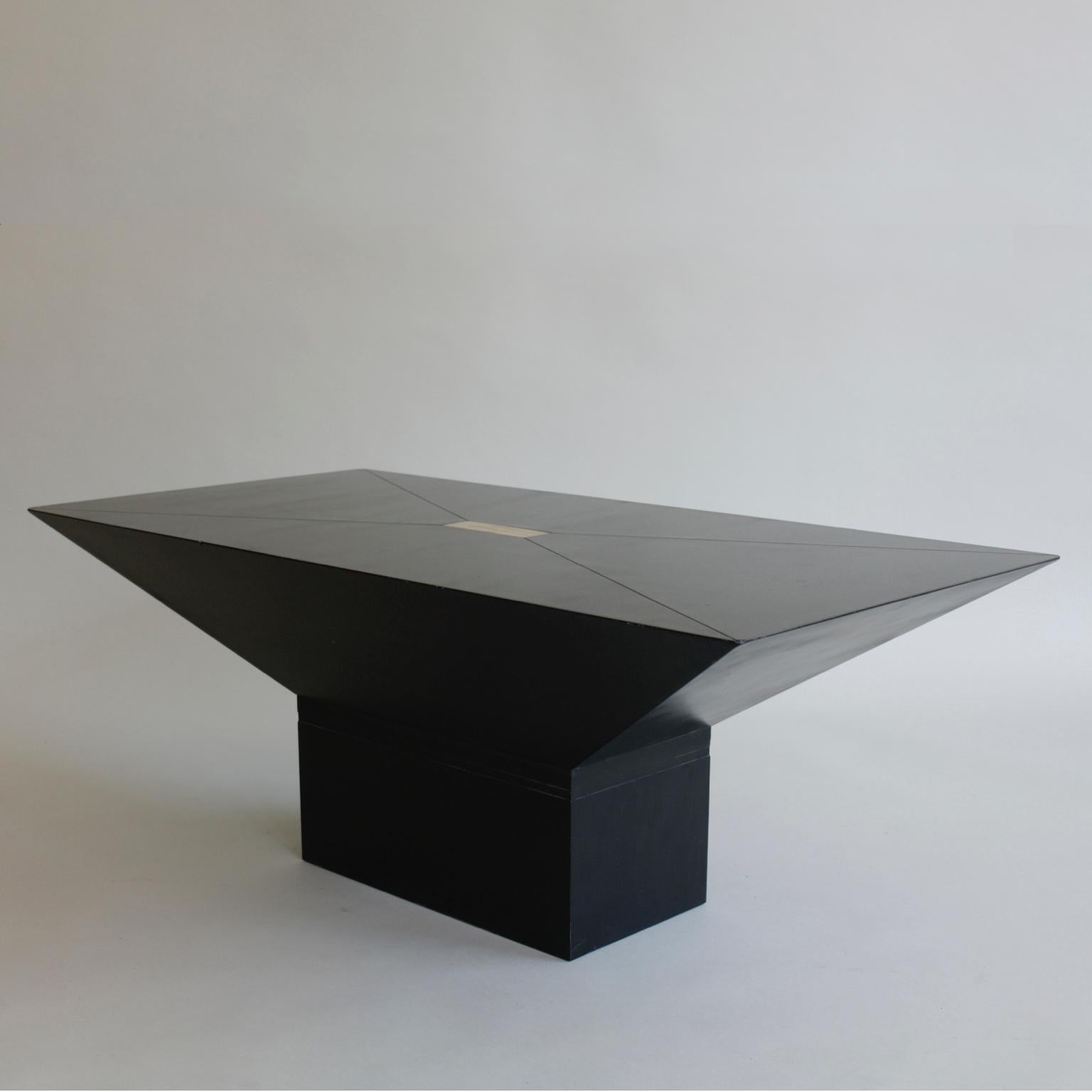 Table basse rectangulaire française des années 1970 ou 1980, en noir et laiton, peut-être de la Maison Jansen.