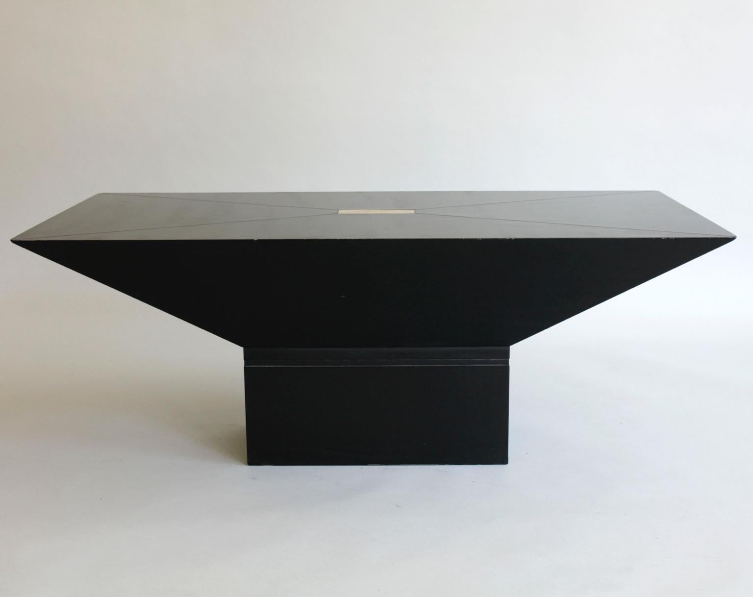 Peint Table basse rectangulaire en noir et laiton, française circa 1970's 80's, Jansen Attr. en vente
