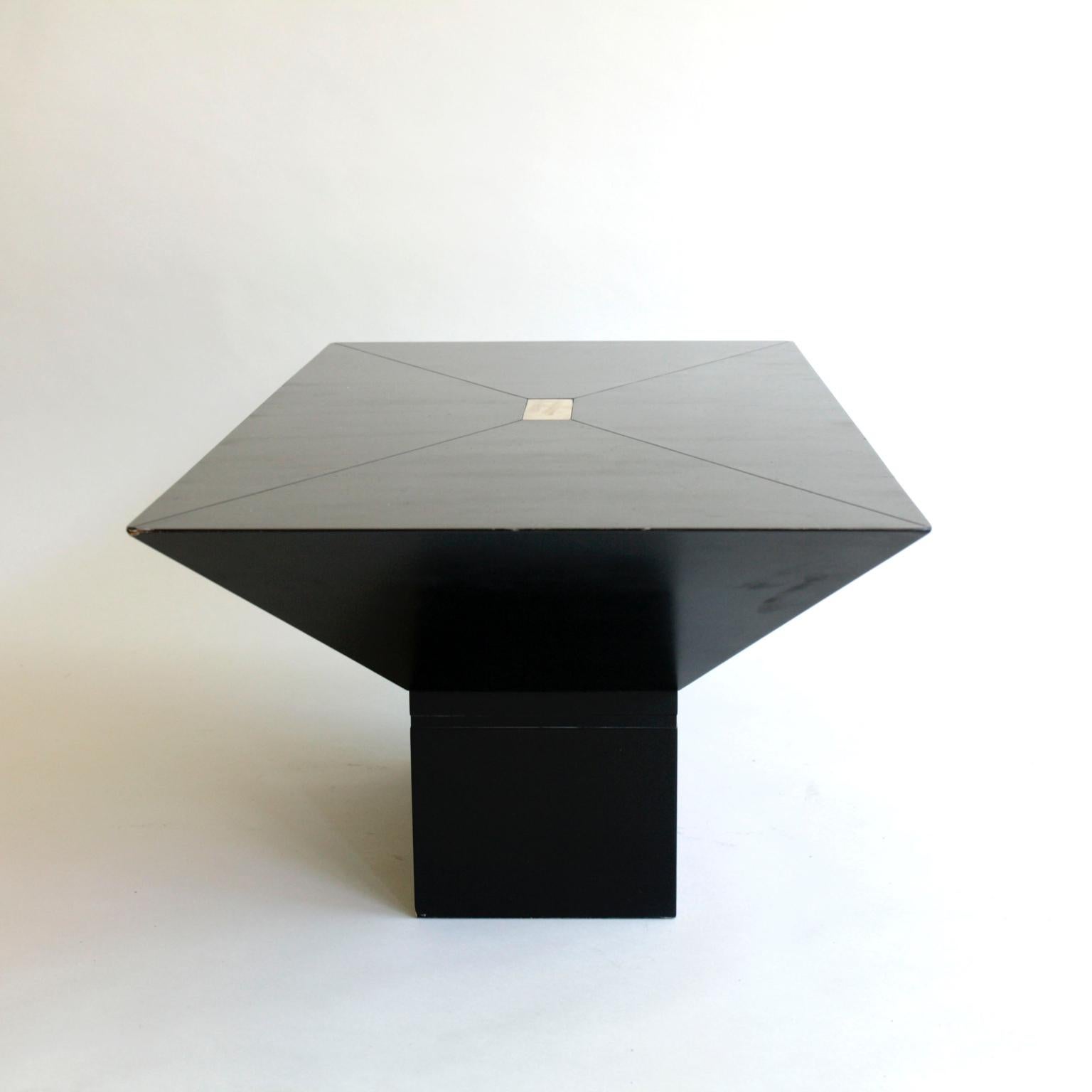 Mid-Century Modern Table basse rectangulaire en noir et laiton, française circa 1970's 80's, Jansen Attr. en vente