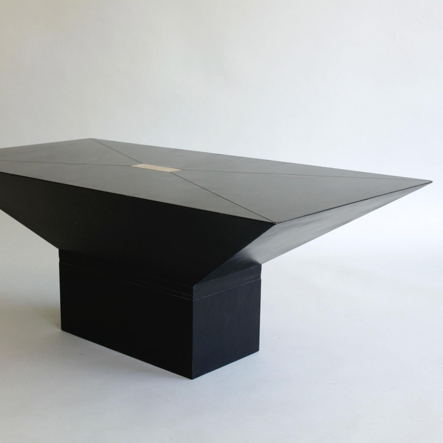 Table basse rectangulaire en noir et laiton, française circa 1970's 80's, Jansen Attr. Bon état - En vente à London, Fitzrovia