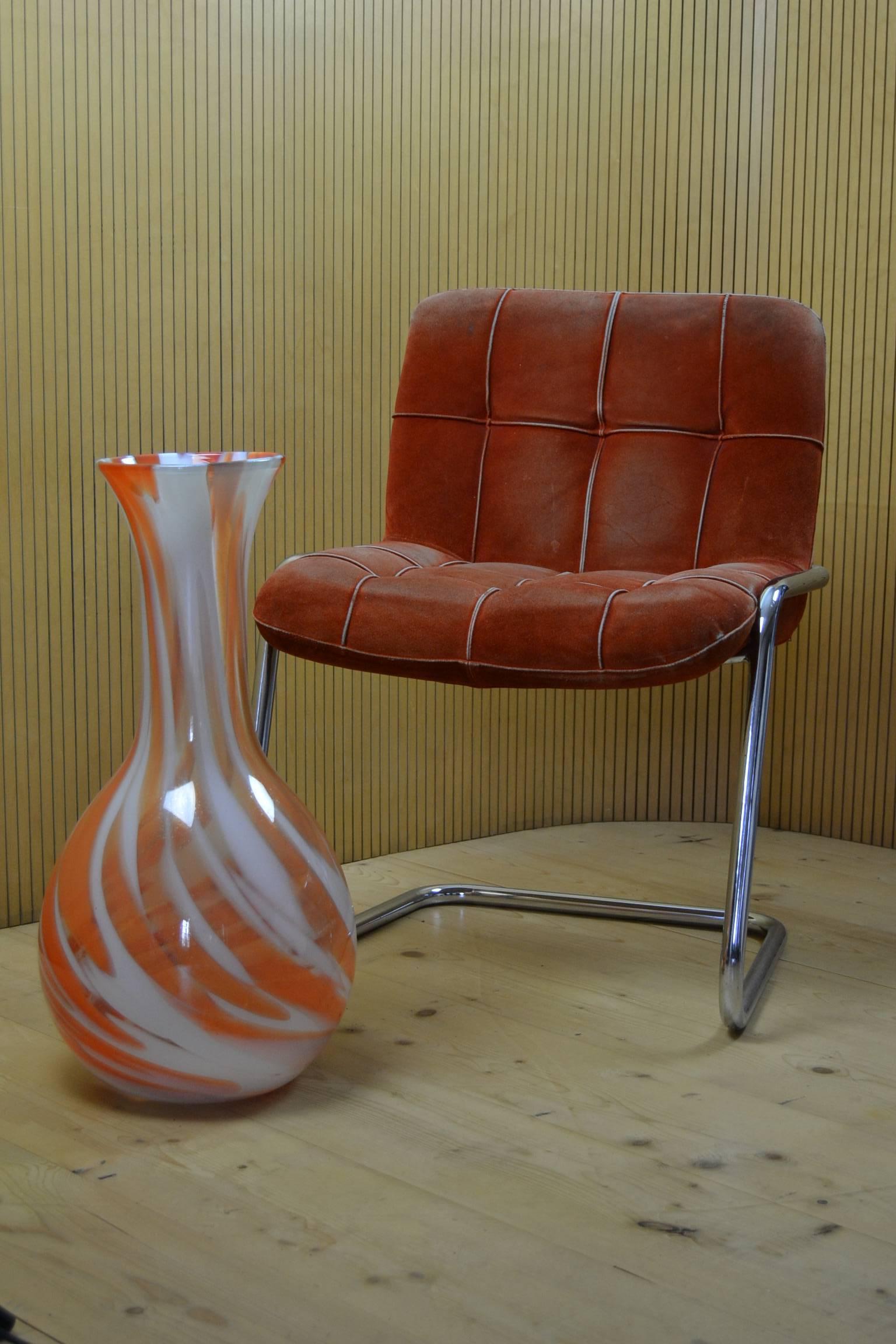 Große Bodenvase aus orangefarbenem und weiß marmoriertem Muranoglas. 
Dimension: 24 inch - 61 cm hoch!
Wahrscheinlich eine Vase - Kunstglas von Carlo Moretti Italien :: 
Etikett - Aufkleber ist nicht mehr auf der Vase. 
Vase - Bodenvase - Flowervase