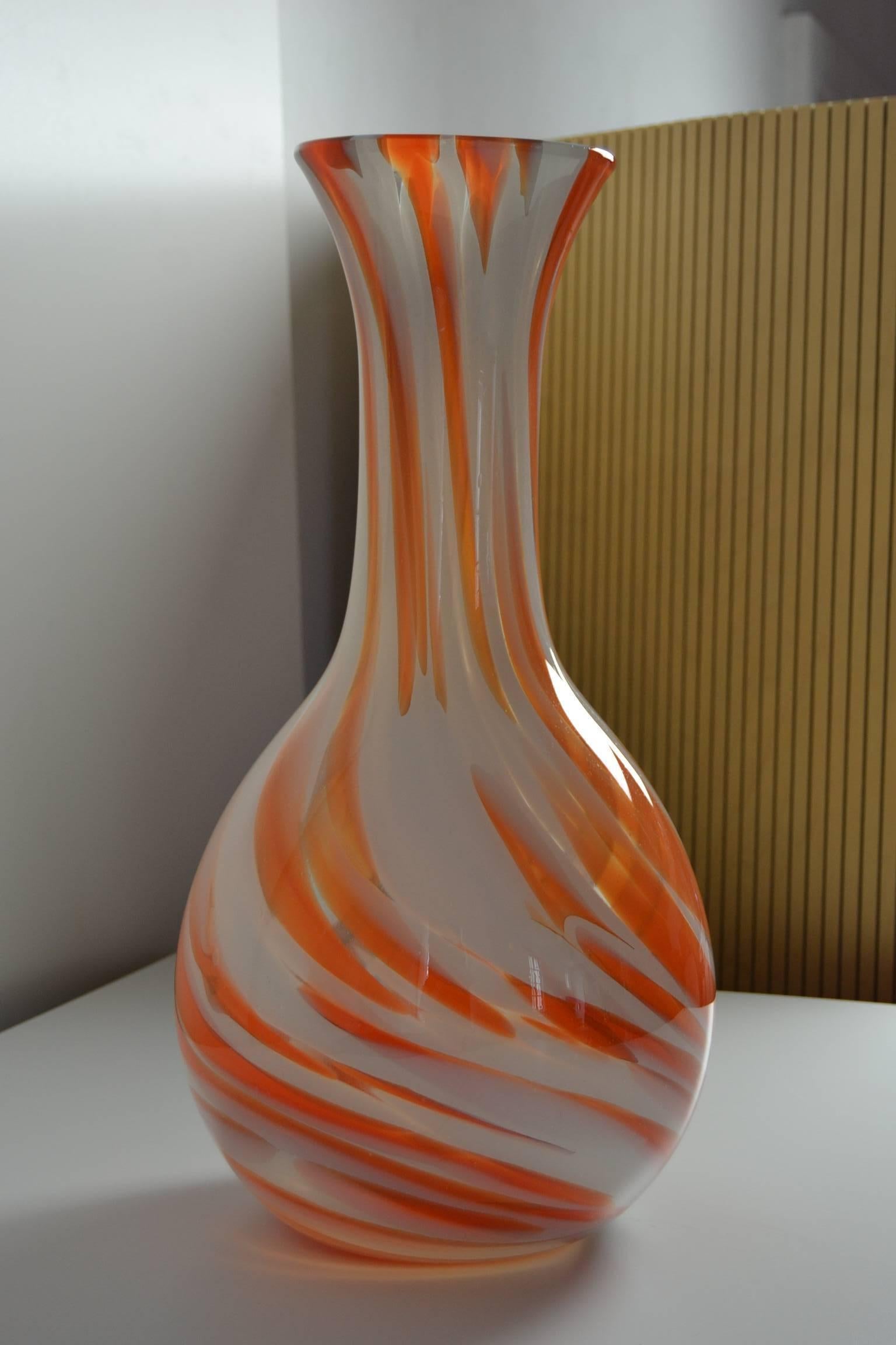 1970er Jahre Orange:: weiß marmoriertes Muranoglas Bodenvase:: Carlo Moretti Italien (Moderne der Mitte des Jahrhunderts)