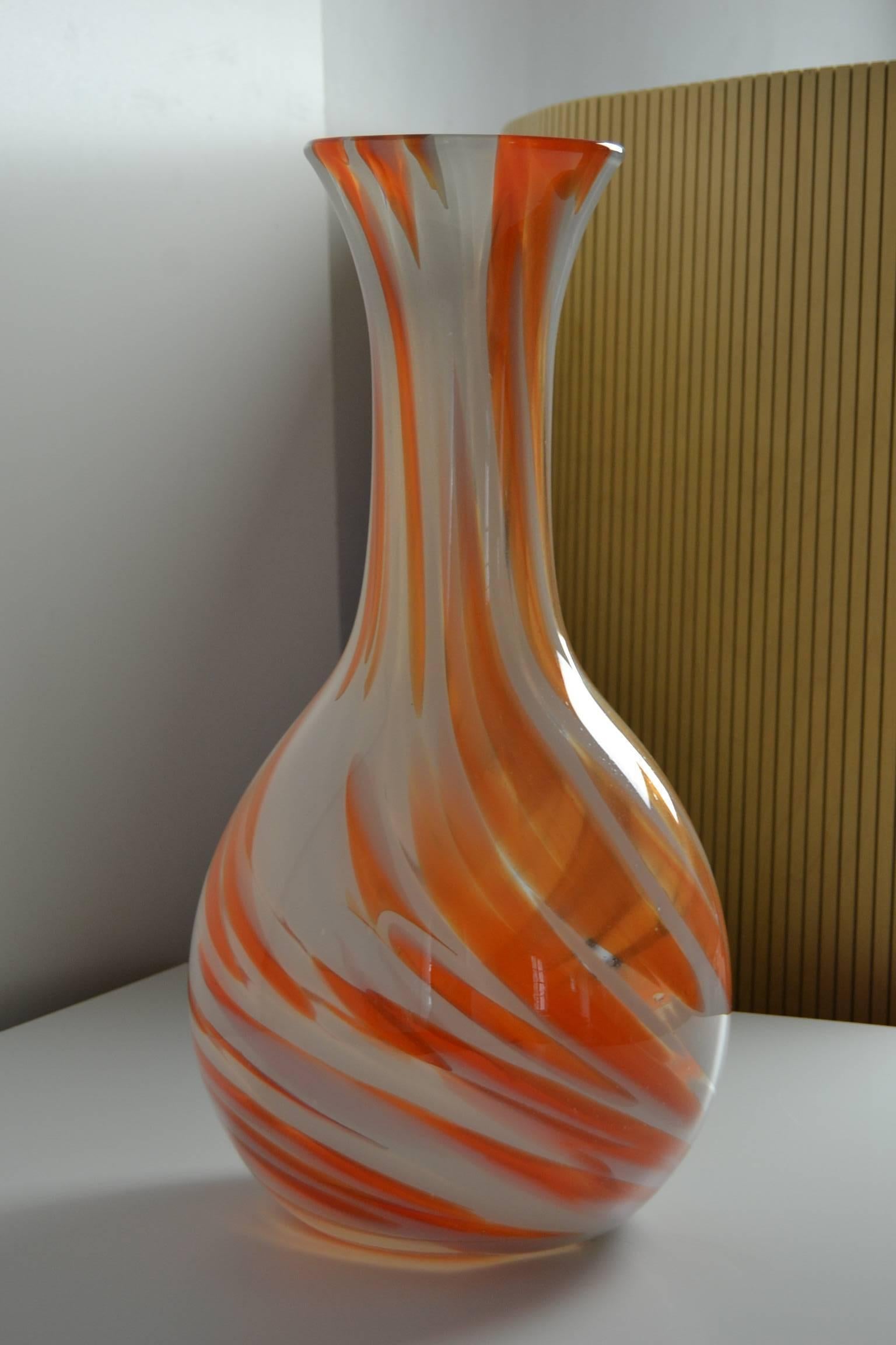 1970er Jahre Orange:: weiß marmoriertes Muranoglas Bodenvase:: Carlo Moretti Italien (20. Jahrhundert)