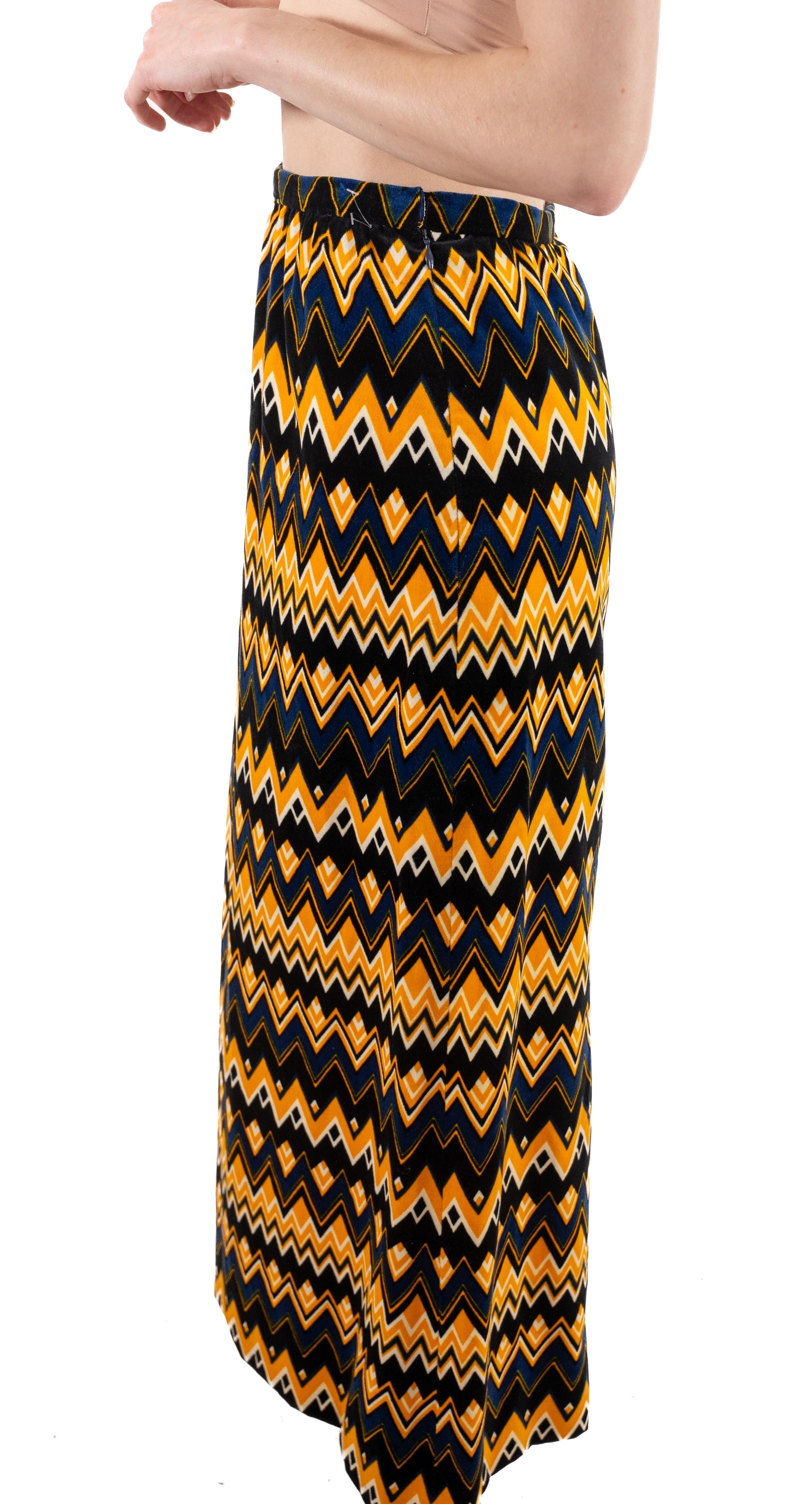 Marrone Maxi gonna in velluto di cotone geometrico arancione e marrone degli anni '70 in vendita