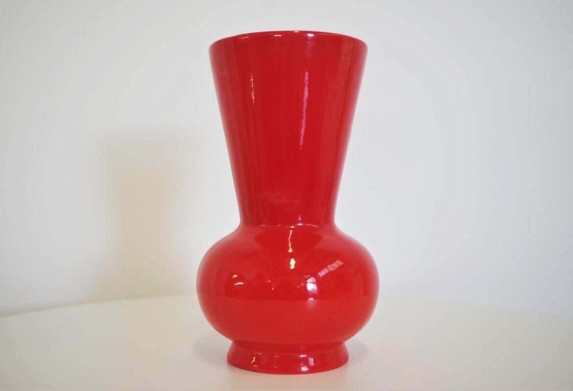 1970s Orange Ceramic Vase by Pozzi – Bold Mid-Century Italian Design

This vibrant orange ceramic vase by Pozzi, crafted in the 1970s, embodies the bold, expressive style of mid-century Italian design. Its striking color and smooth, sleek form make