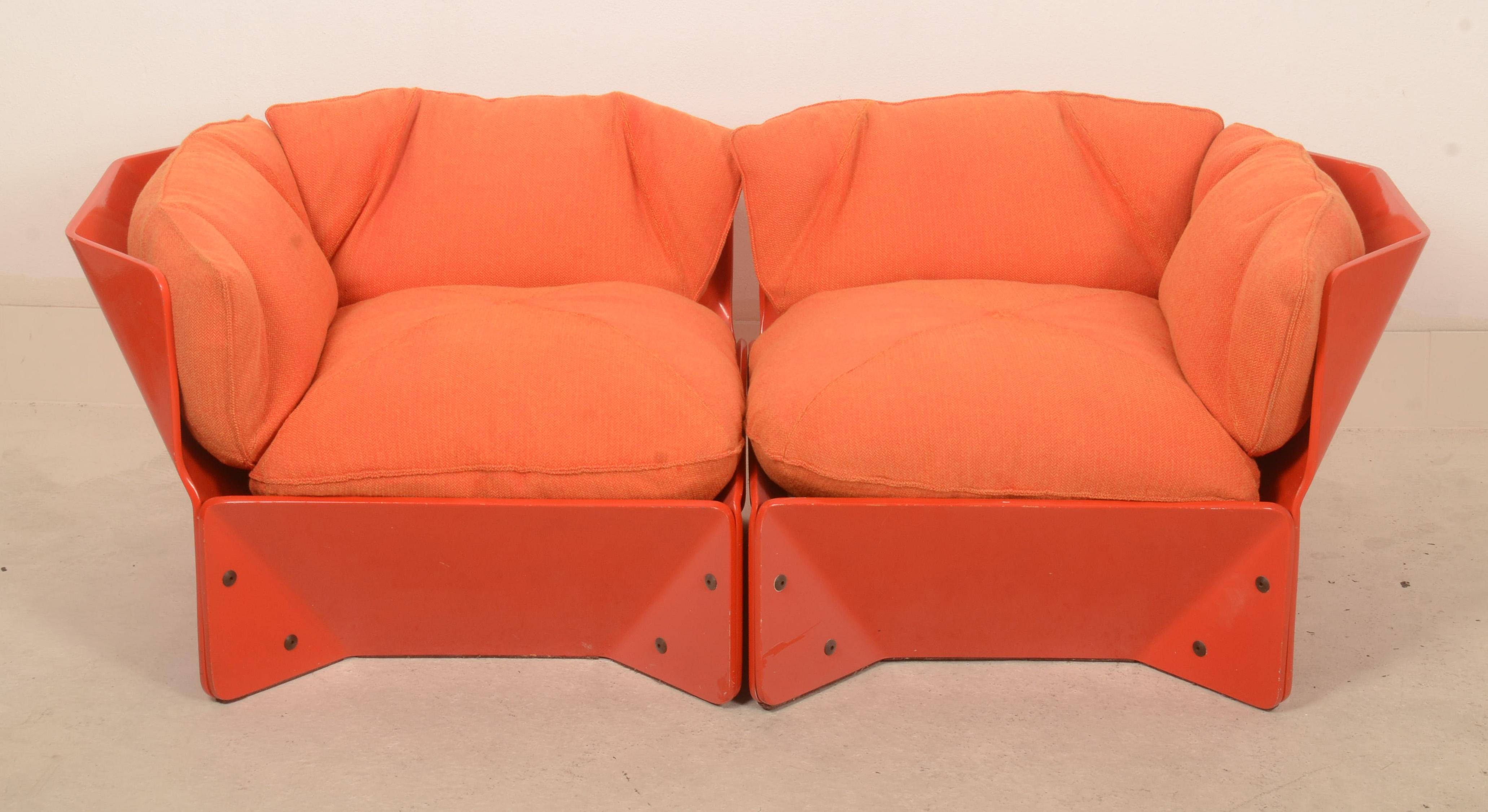 Lackiertes Holz mit Polstern aus weichem orangefarbenem Stoff. Hergestellt in Dänemark in den 1970er Jahren von der Firma Christensen & Larsen.
Gebrauchsspuren auf dem Gestell und dem Bezugsstoff