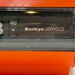 Reloj Flip Naranja de Sankyo de los años 70 - Reloj de Escritorio Escultural de Diseño de la Era Espacial