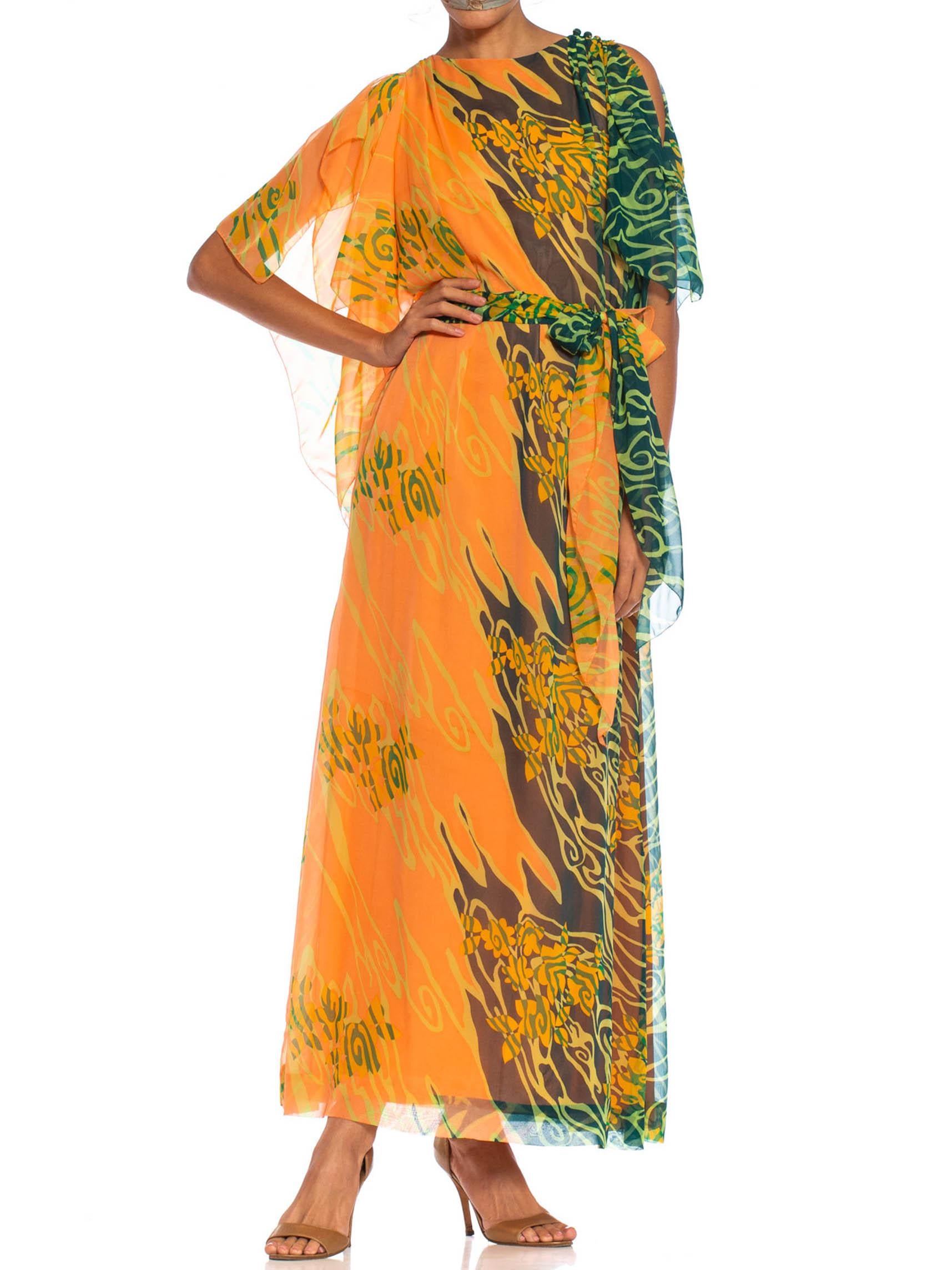 caftan en mousseline de polyester orange et verte des années 1970 avec ceinture-foulard assortie