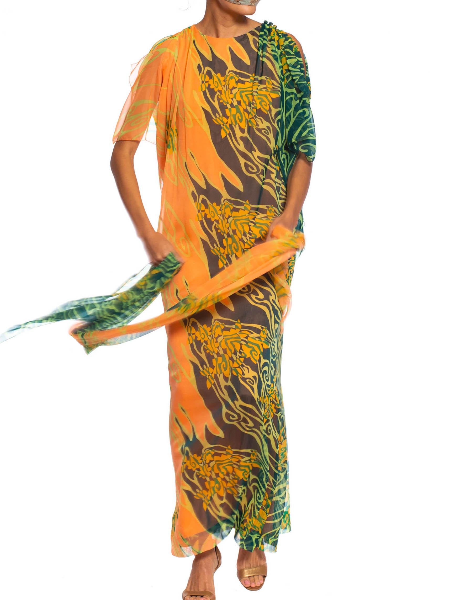 Caftan en mousseline de polyester orange et verte des années 1970 avec ceinture-foulard assortie en vente 2