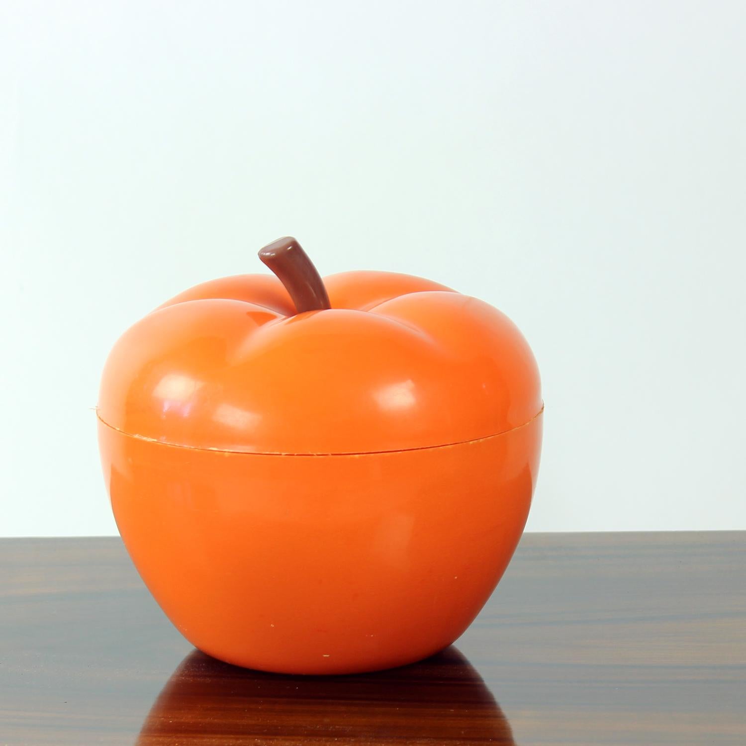 Diese verspielte und zugleich funktionelle Vintage-Apfelbox wurde in den 1970er Jahren von Združená výroba Michalovce in der ehemaligen Tschechoslowakei hergestellt. Das aus leuchtend orangefarbenem Kunststoff gefertigte Stück fängt die