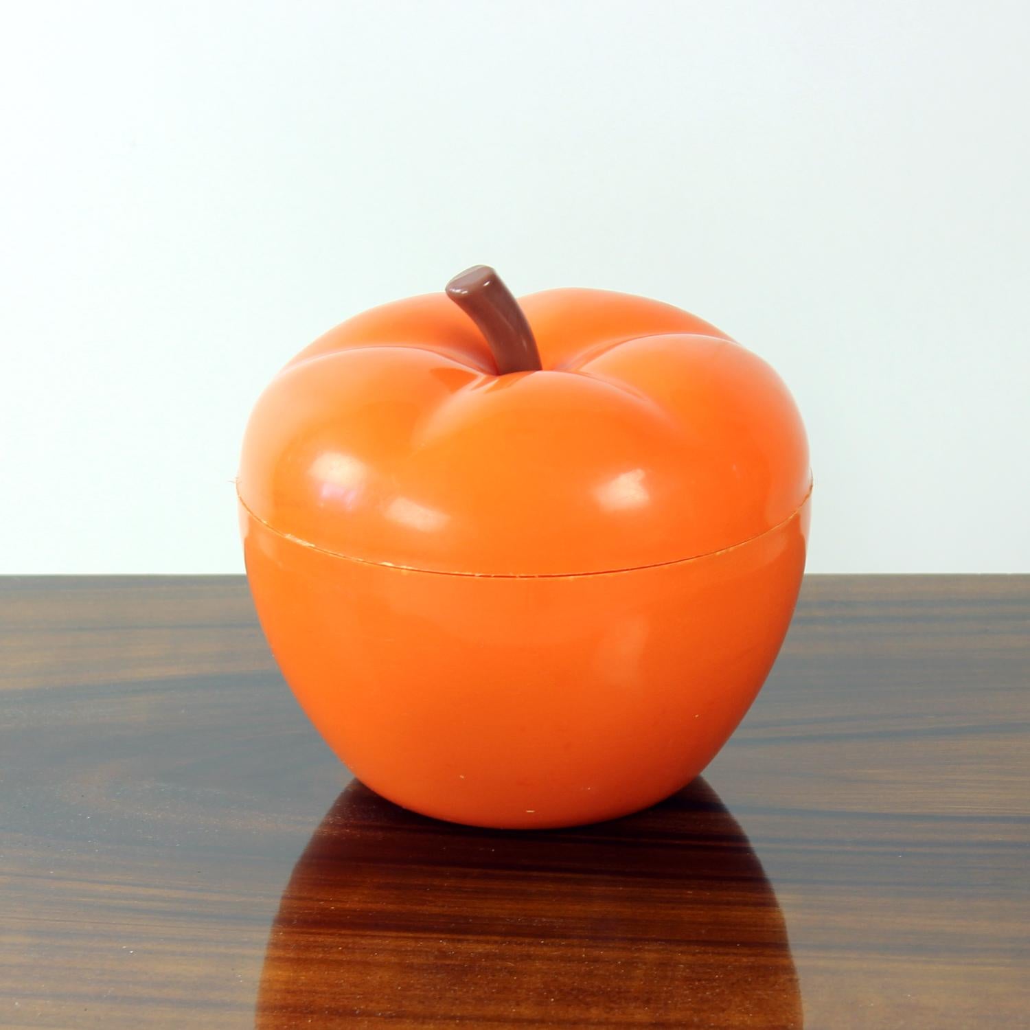 1970er Orangefarbene Plastik-Apfelkiste, Tschechoslowakei (Moderne der Mitte des Jahrhunderts) im Angebot