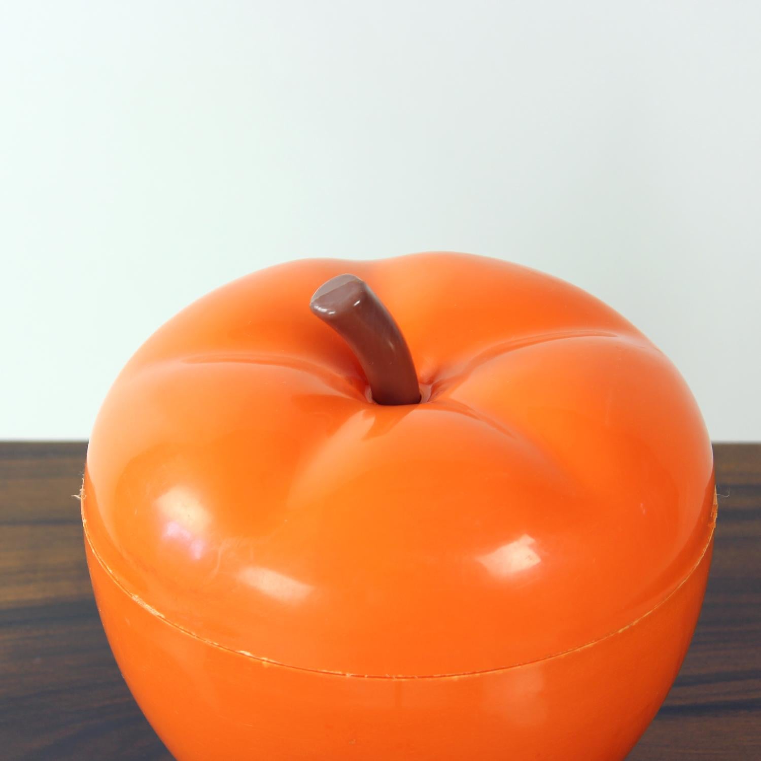 1970er Orangefarbene Plastik-Apfelkiste, Tschechoslowakei (Tschechisch) im Angebot