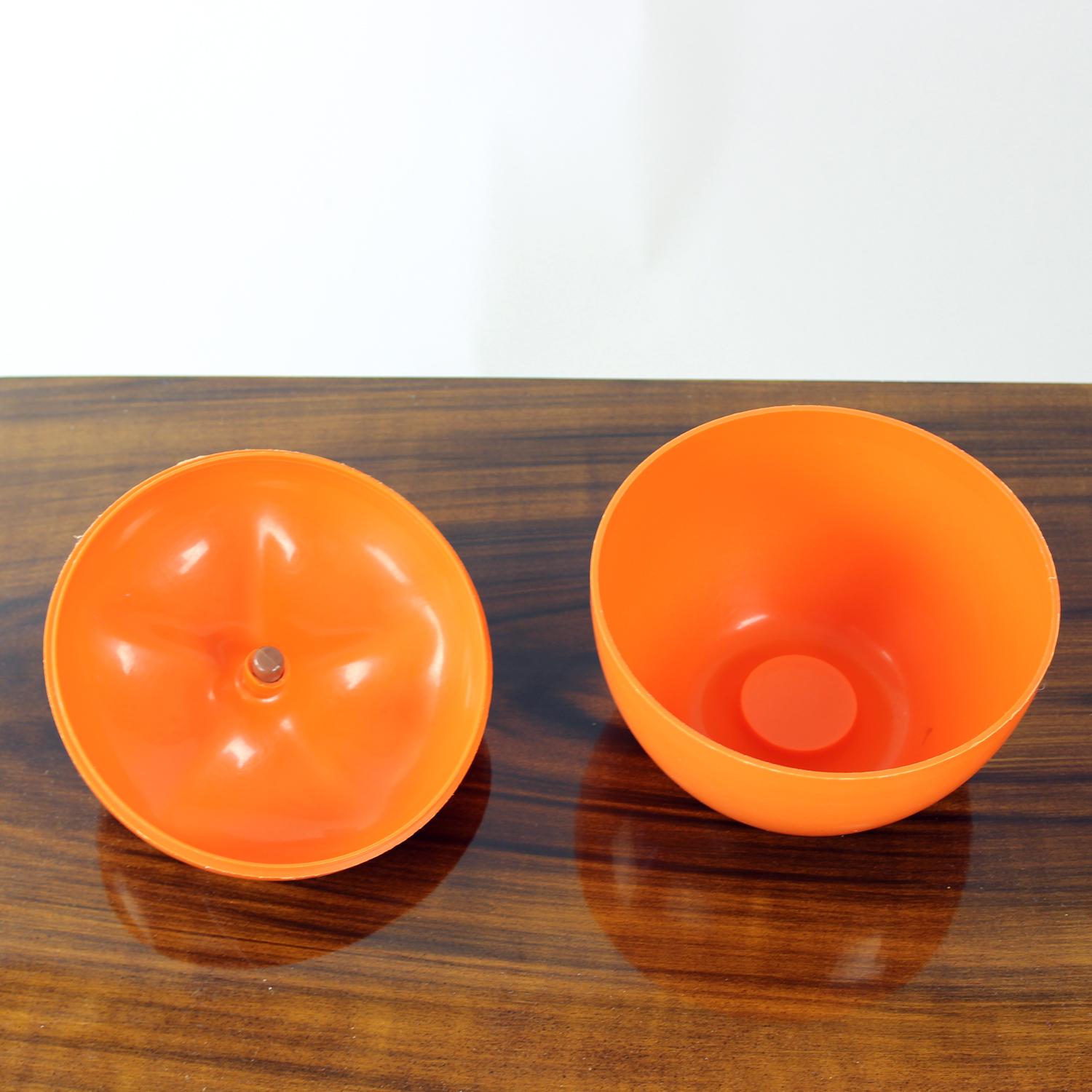 1970er Orangefarbene Plastik-Apfelkiste, Tschechoslowakei im Zustand „Hervorragend“ im Angebot in Zohor, SK