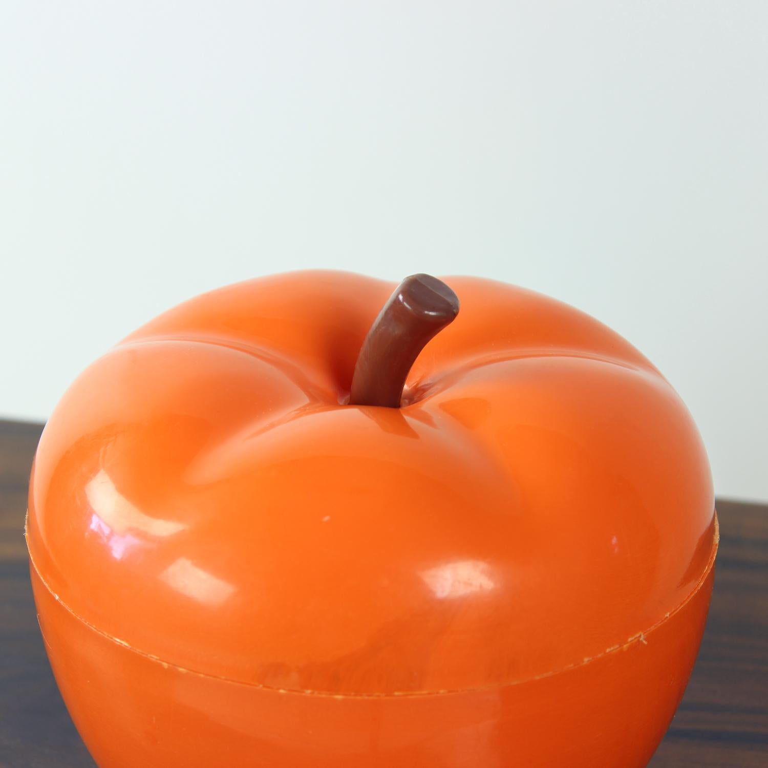1970er Orangefarbene Plastik-Apfelkiste, Tschechoslowakei (Kunststoff) im Angebot