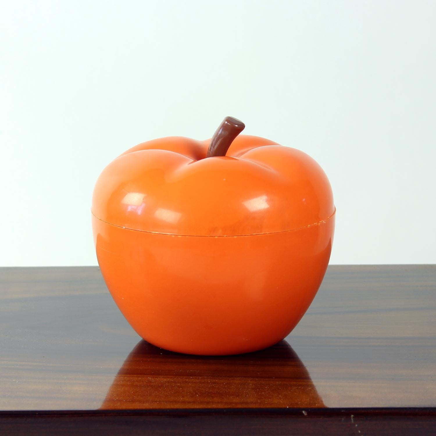 1970er Orangefarbene Plastik-Apfelkiste, Tschechoslowakei im Angebot 1