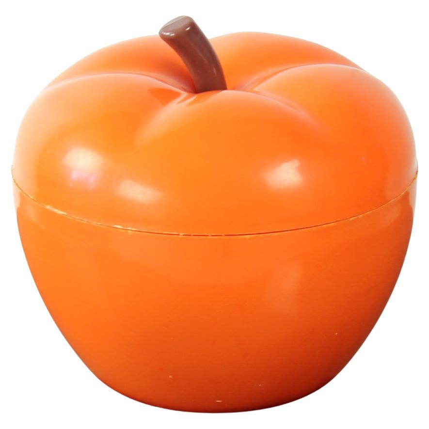 1970er Orangefarbene Plastik-Apfelkiste, Tschechoslowakei im Angebot