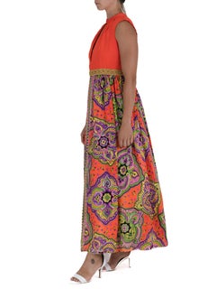 Robe psychédélique orange des années 1970 à imprimé cachemire avec col en forme de trou de serrure et tressée à l'or