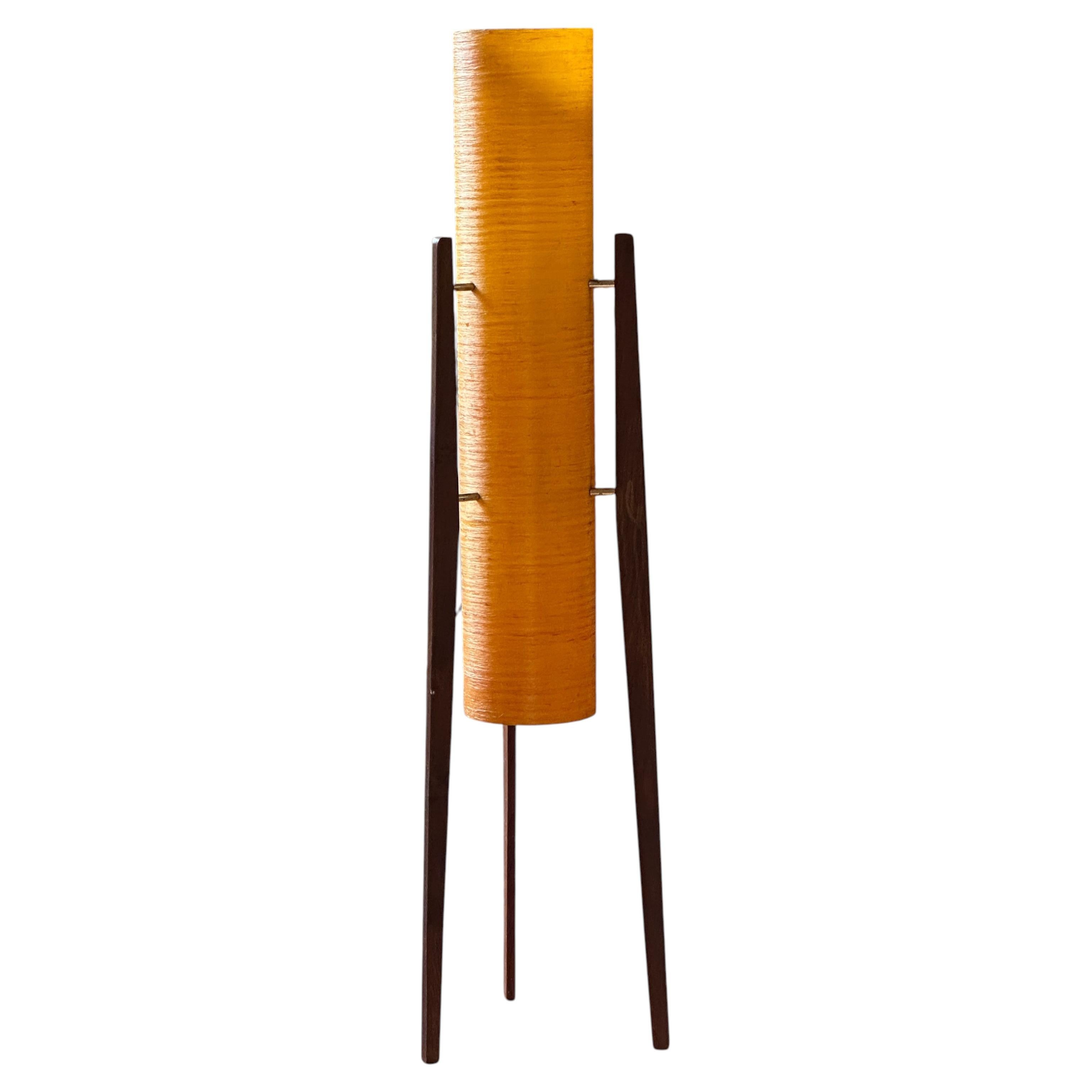 Lampada da terra "Orange Rocket" in stile Mid-Century Modern, teak e resina, Stati Uniti, 1970 in vendita