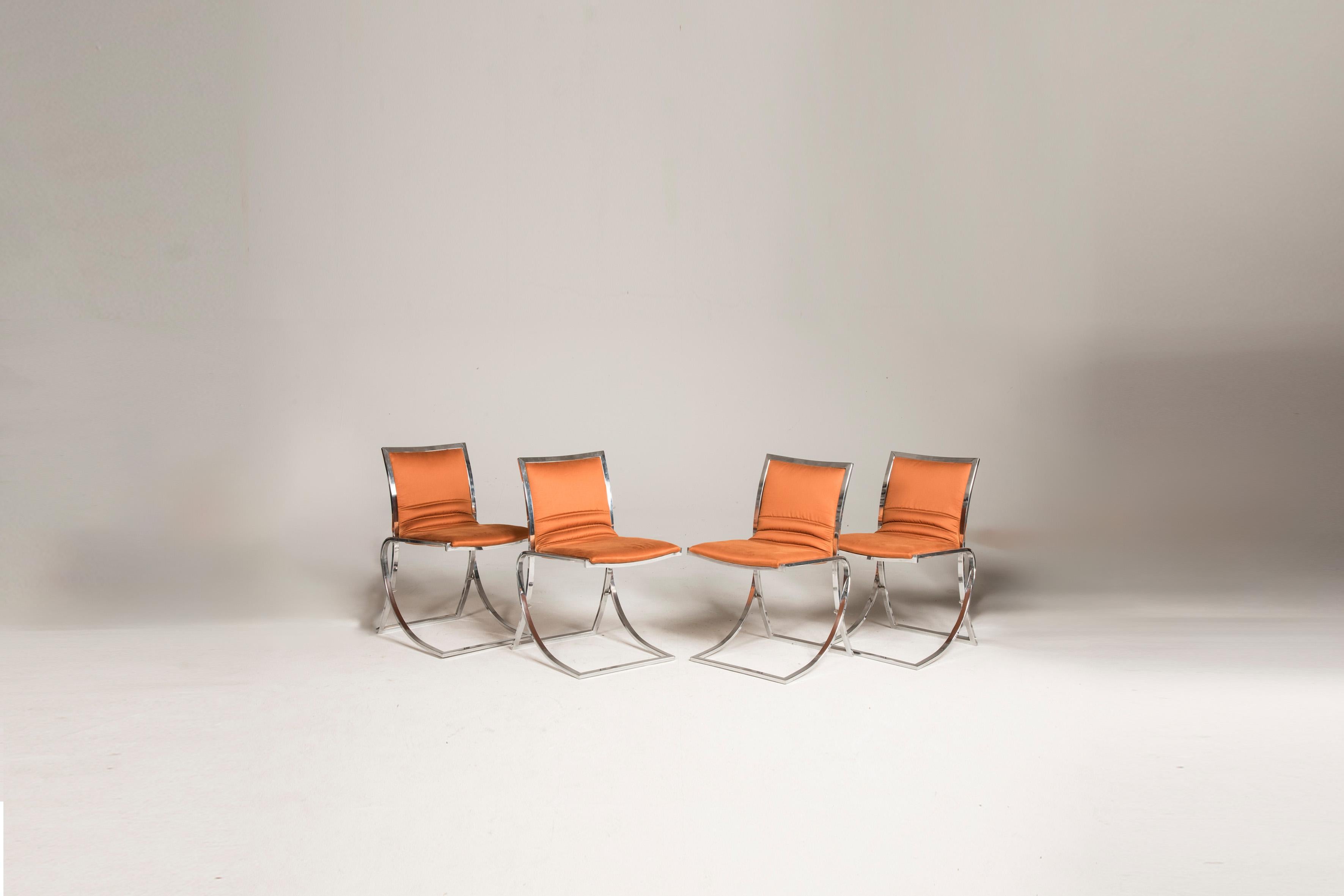 Ensemble de 4 chaises avec structure en acier chromé et sièges récemment retapissés en orange.

taille de chaque chaise : d 54 cm l 45 cm h 76 cm

À partir des années 1970

Etat : très bon, seulement de petites usures cohérentes avec l'âge et