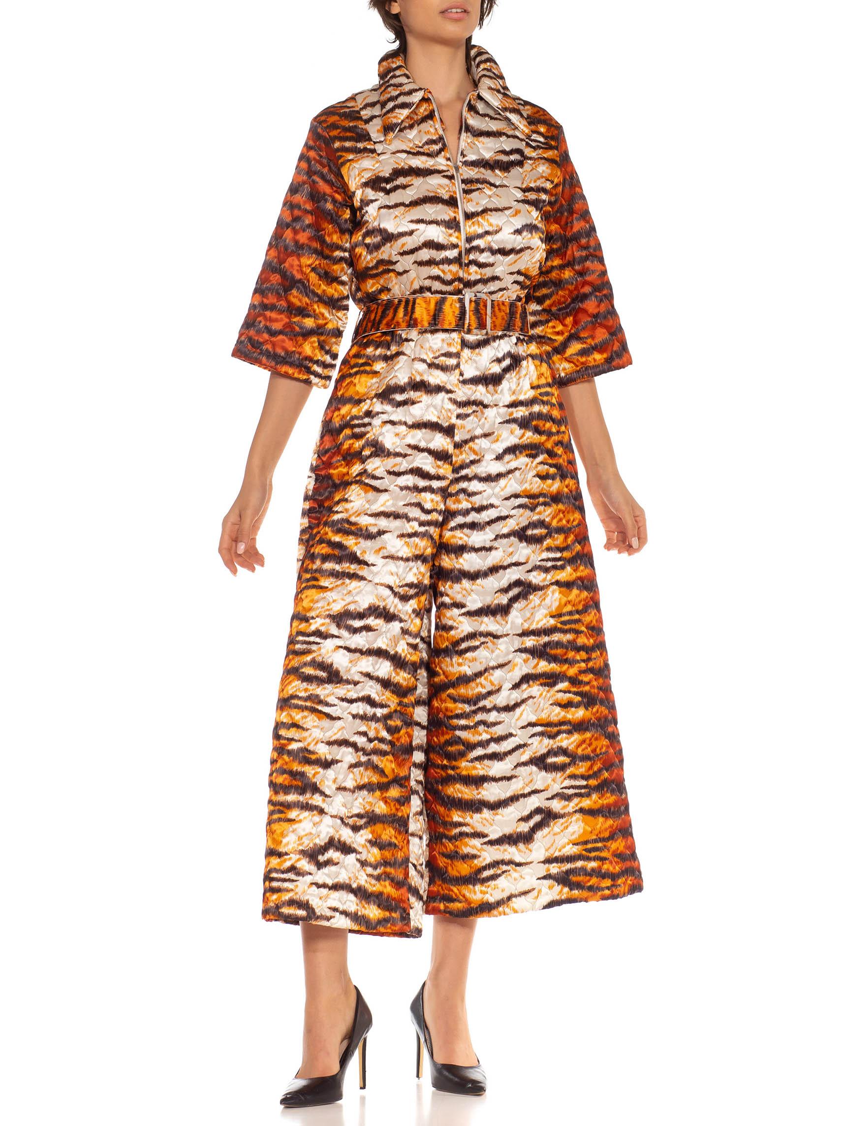 Combinaison matelassée en polyester mélangé imprimé tigre orange et blanc des années 1970 Excellent état - En vente à New York, NY