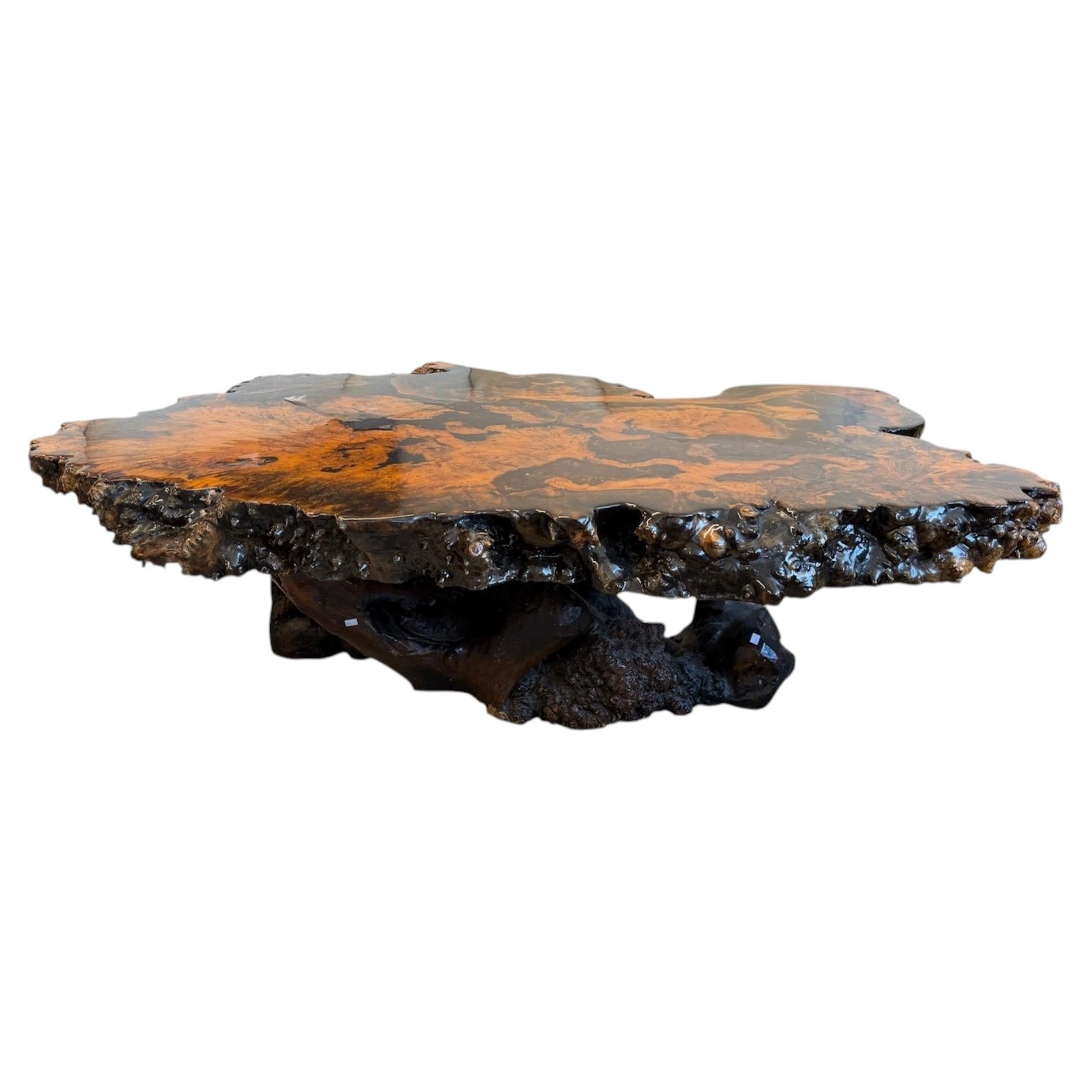 Mesa de centro con borde vivo de madera de nudo orgánica de los años 70 y base escultural de raíz