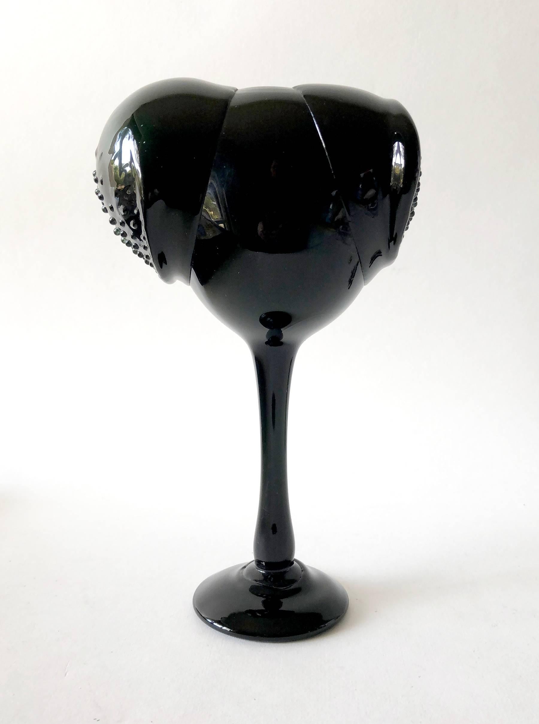 Un vase ou un objet-sculpture organique en verre soufflé à la main acquis dans une propriété de Seattle, dans l'État de Washington. Cette pièce présente des éléments similaires à l'œuvre de Harvey Littleton.  Il mesure 8,5
