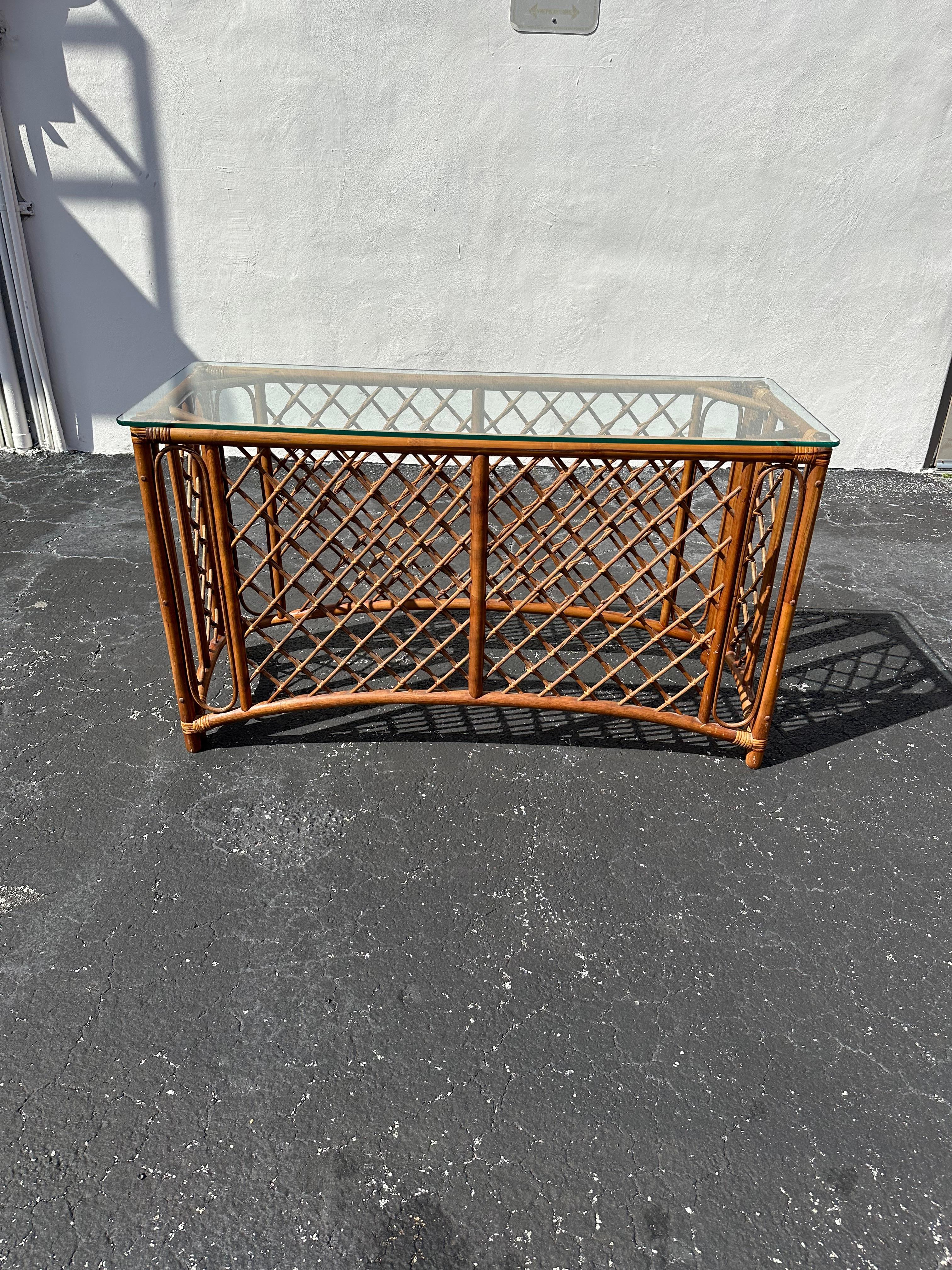 On offer on this occasion is one of the most stunning and rare, rattan lattice table you could hope to find. In original and unfinished condition. Outstanding design is exhibited throughout. The beautiful table is statement piece and packed with