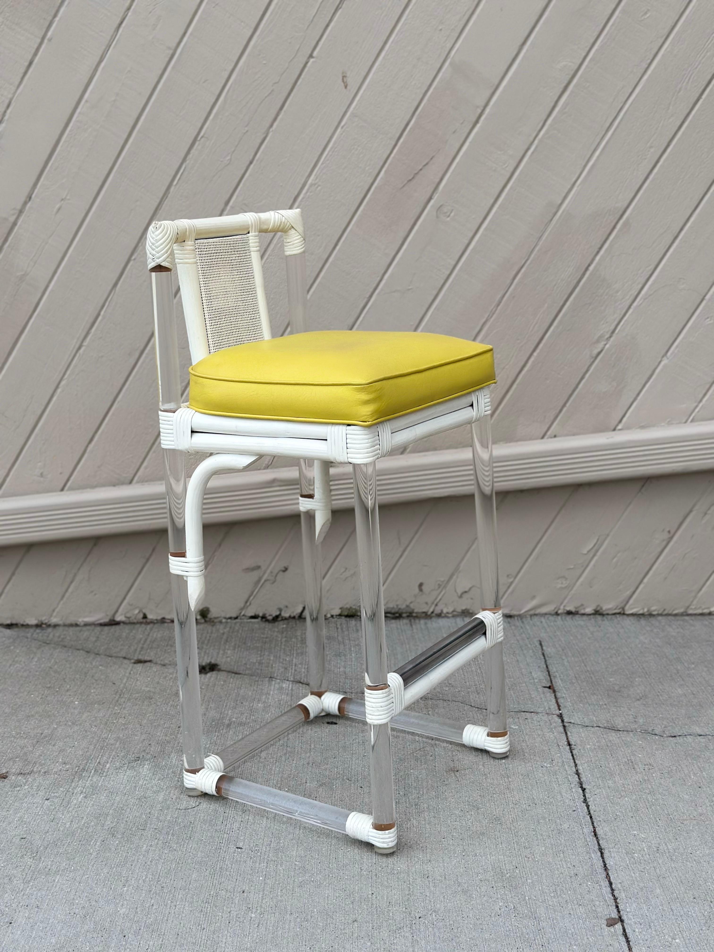 1970s Organic Modern Lucite & White Rattan Barstools mit Cane Backs - Set von 4 im Angebot 3