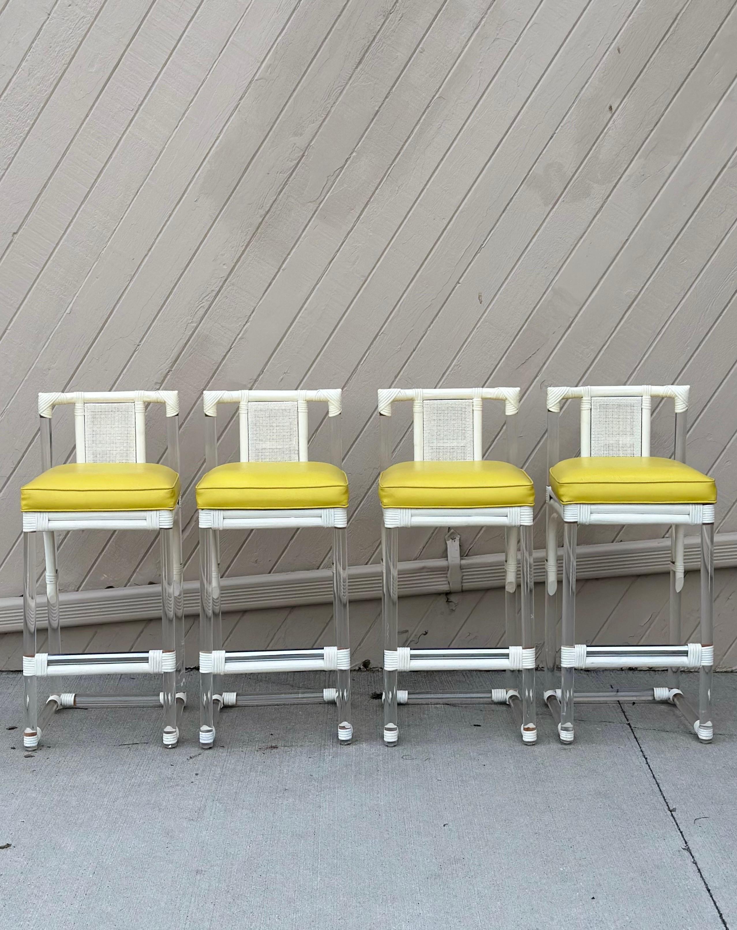 Wir sind sehr erfreut, ein absolut auffälliges Set von vier Barhockern aus den 1970er Jahren anbieten zu können.  Diese skulpturalen Hocker zeichnen sich durch eine nahtlose Kombination aus einem Rahmen aus Lucite-Stäben und einem Kern aus Hartholz