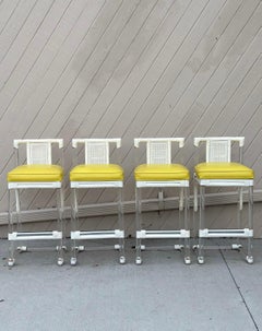 Sgabelli moderni organici degli anni '70 in lucite e rattan bianco con schienale a canne - Set di 4