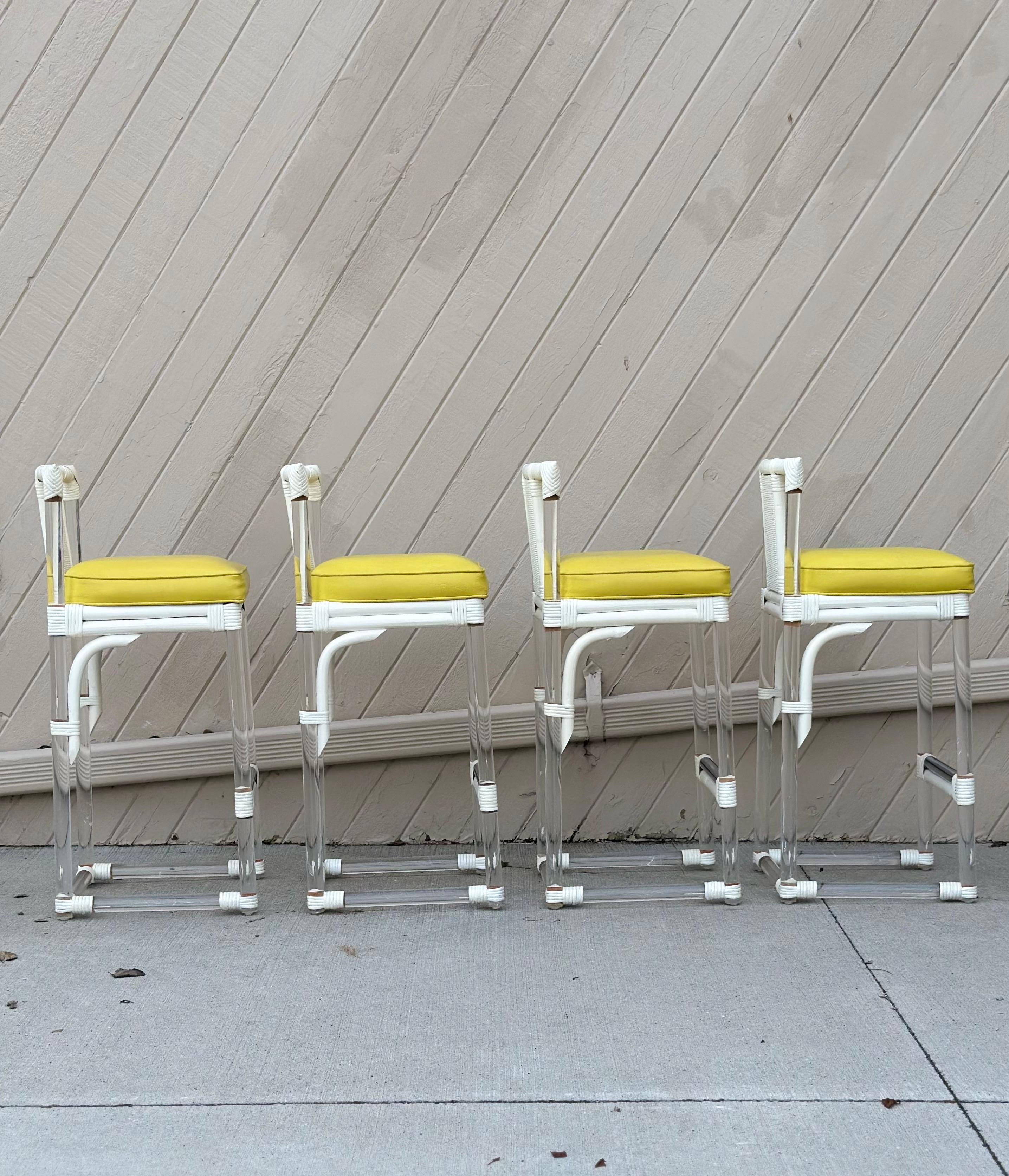 1970s Organic Modern Lucite & White Rattan Barstools mit Cane Backs - Set von 4 (Organische Moderne) im Angebot