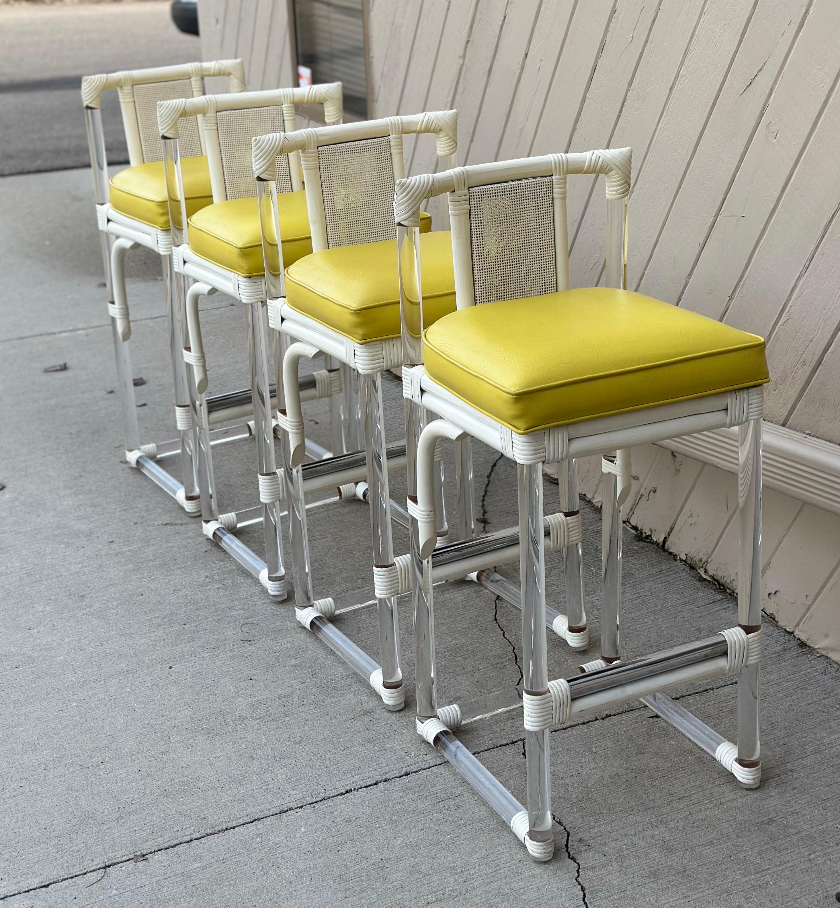 1970s Organic Modern Lucite & White Rattan Barstools mit Cane Backs - Set von 4 (amerikanisch) im Angebot