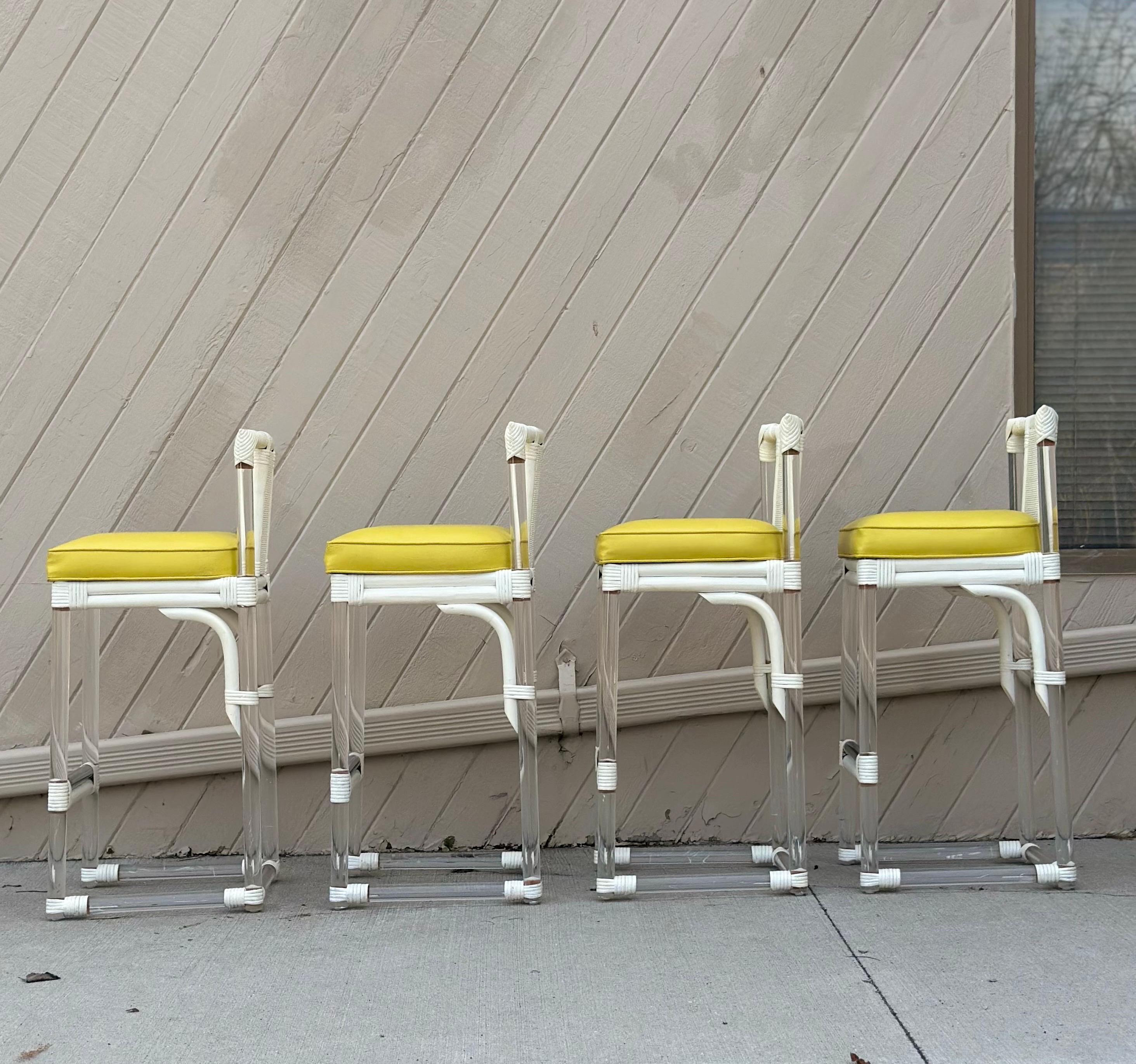 1970s Organic Modern Lucite & White Rattan Barstools mit Cane Backs - Set von 4 im Zustand „Gut“ im Angebot in Farmington Hills, MI
