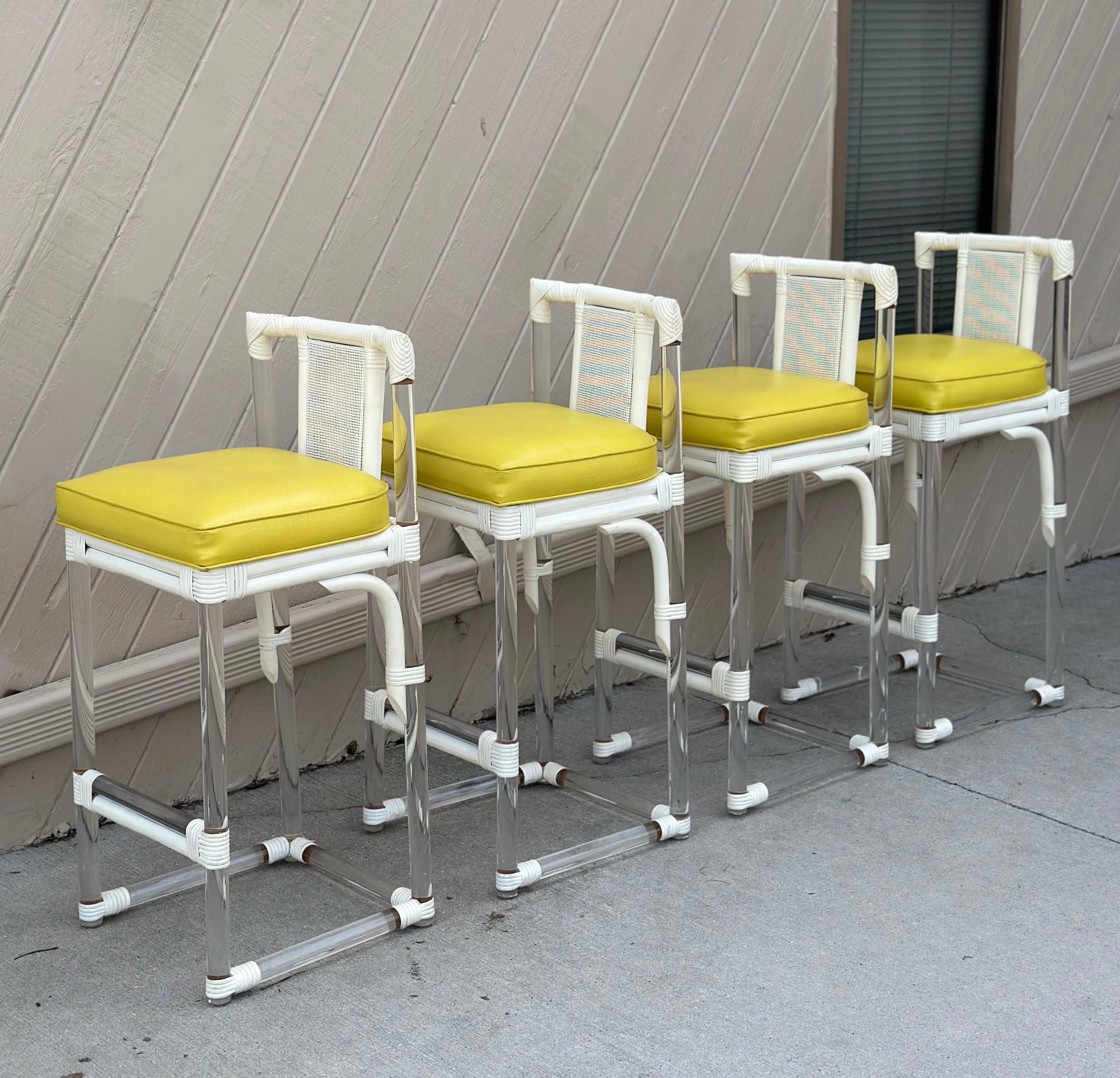 1970s Organic Modern Lucite & White Rattan Barstools mit Cane Backs - Set von 4 (Ende des 20. Jahrhunderts) im Angebot