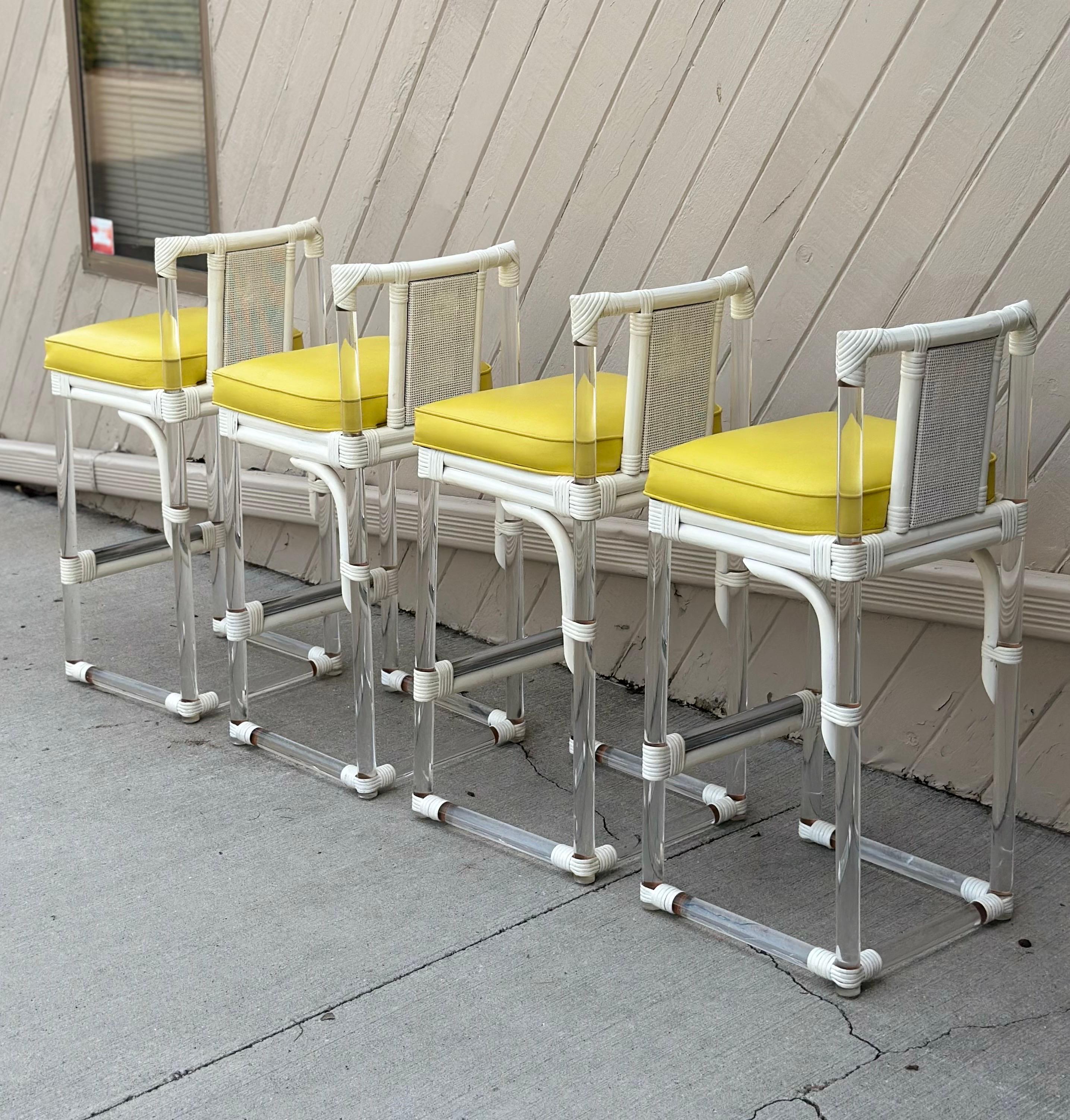 1970s Organic Modern Lucite & White Rattan Barstools mit Cane Backs - Set von 4 (Gehstock) im Angebot