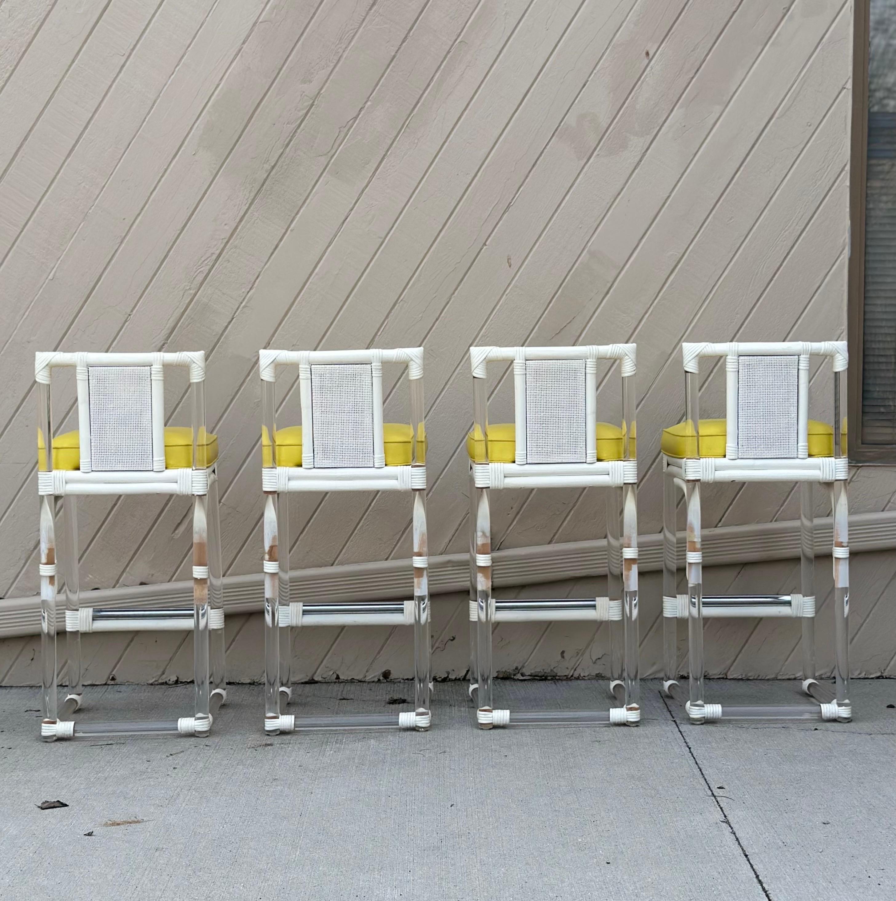 1970s Organic Modern Lucite & White Rattan Barstools mit Cane Backs - Set von 4 im Angebot 1