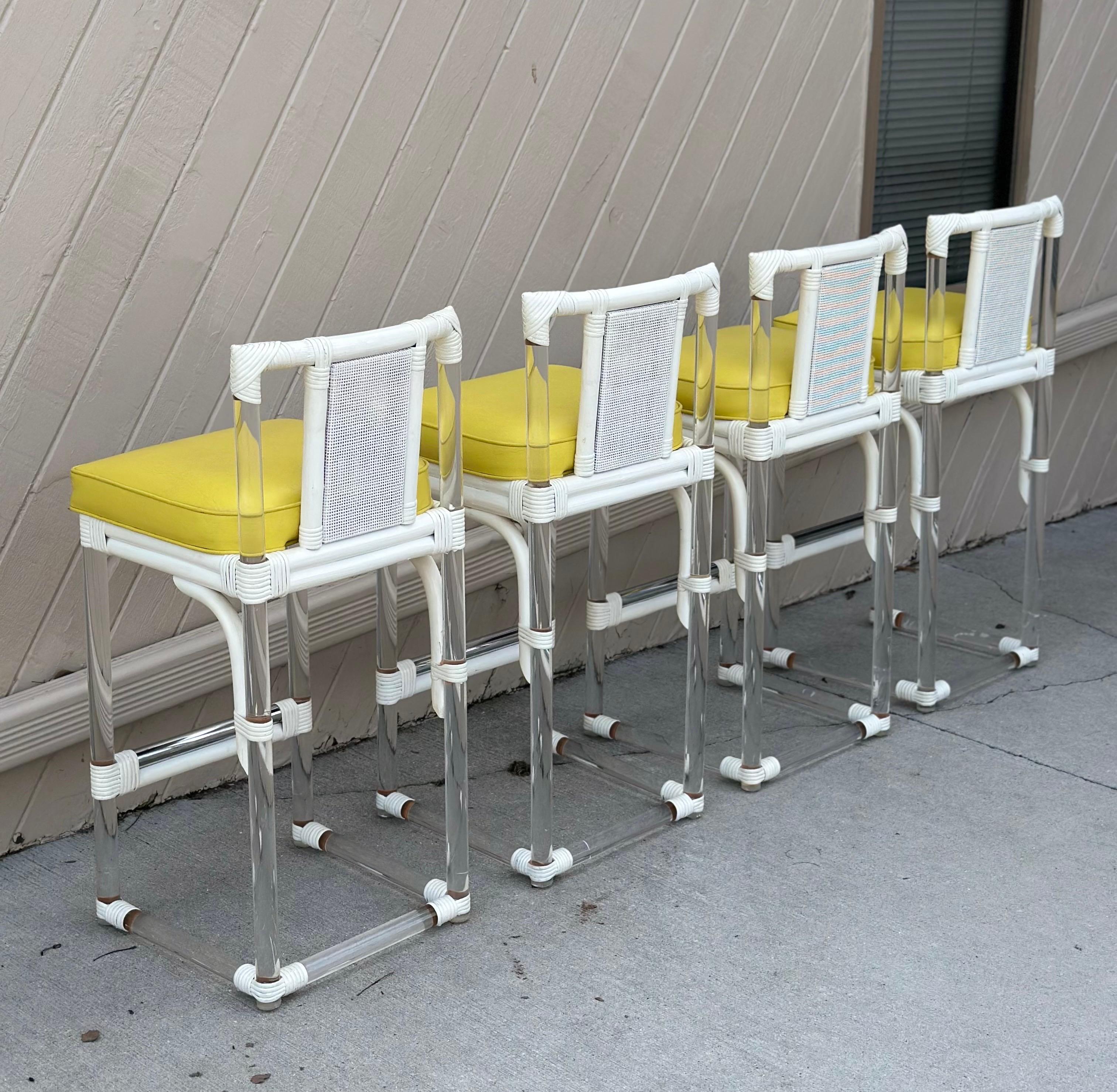 1970s Organic Modern Lucite & White Rattan Barstools mit Cane Backs - Set von 4 im Angebot 2