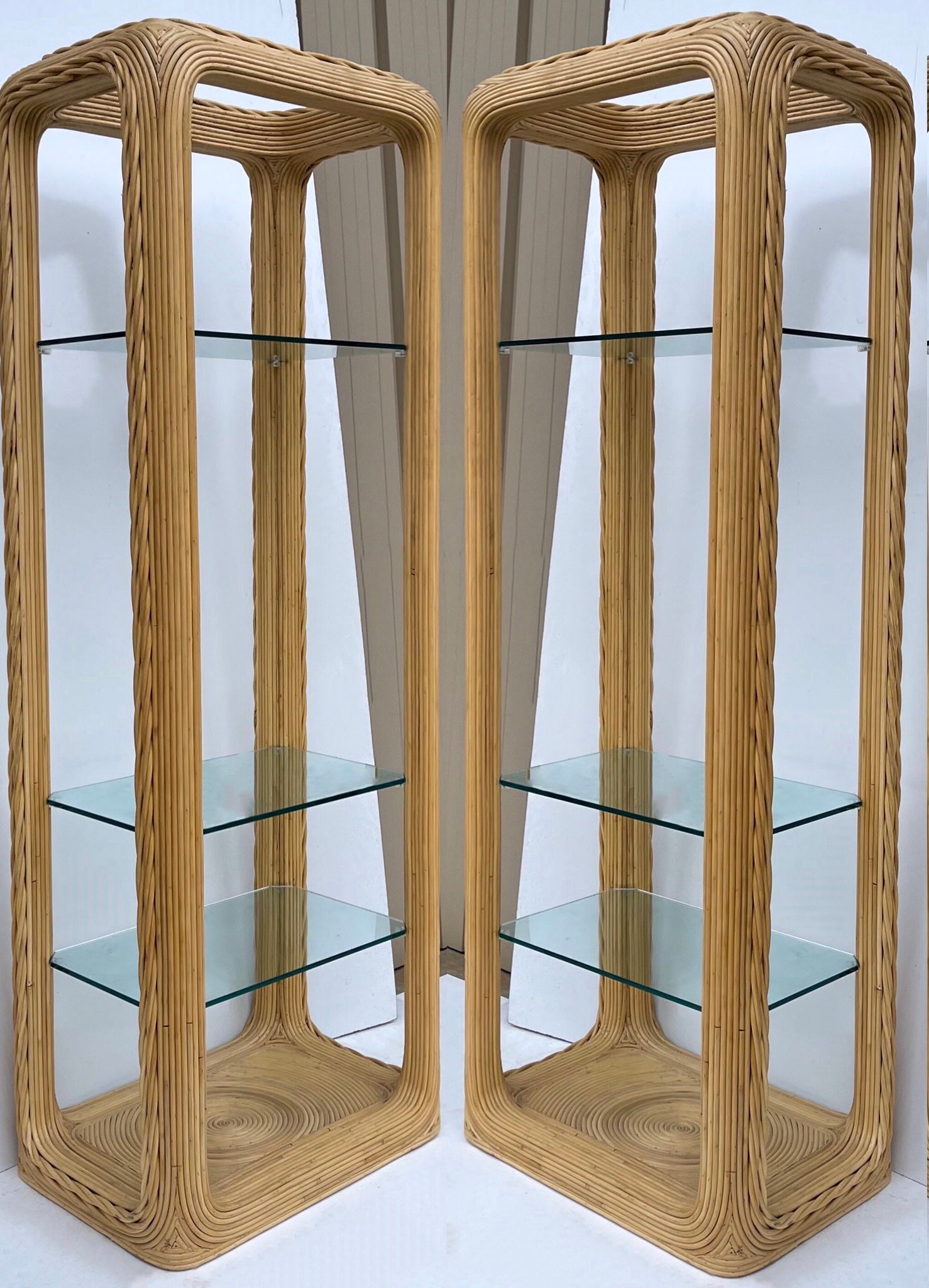 Il s'agit d'une paire d'étagères modernes en bambou crayonné réalisées à la manière de l'artiste italienne Gabriella Crespi. Ils sont en très bon état, et je suis heureux d'ajouter une étagère centrale dans le grand espace ouvert si vous le
