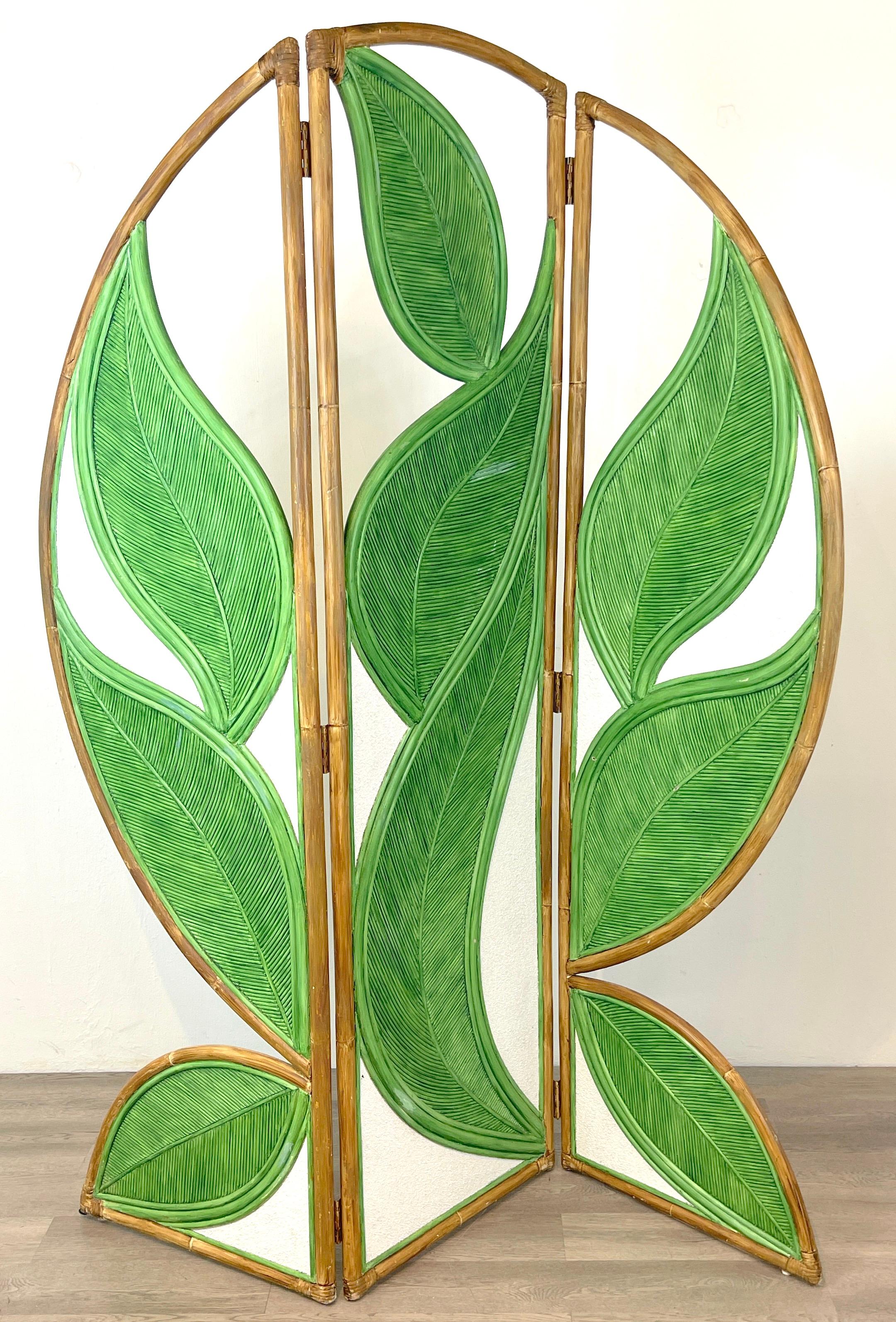 1970s organic modern polychromed three panel folding screen/room divider
Usa, Circa 1970s
A shapely 'roundel' example, fitted with three tapering panels each one with floating green leaves on a white background. 
The back of the screen mirrors